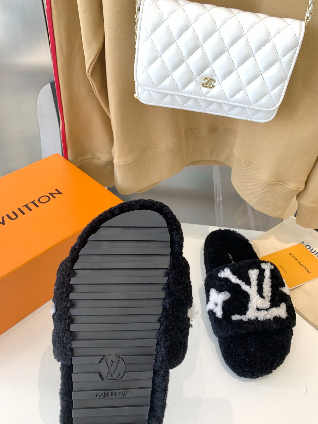 LV WOMEN'S PASEO FLAT SLIPPER IN BLACK FLEECE WITH WHITE LOGO