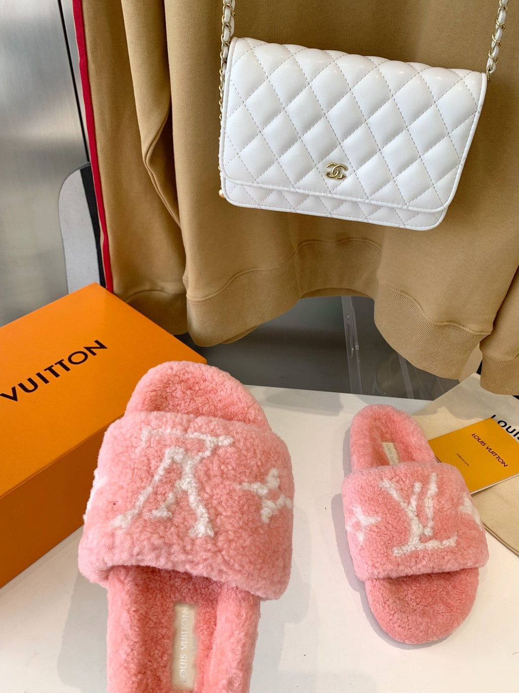 LV WOMEN'S PASEO FLAT SLIPPER IN LIGHT PINK FLEECE WITH WHITE LOGO