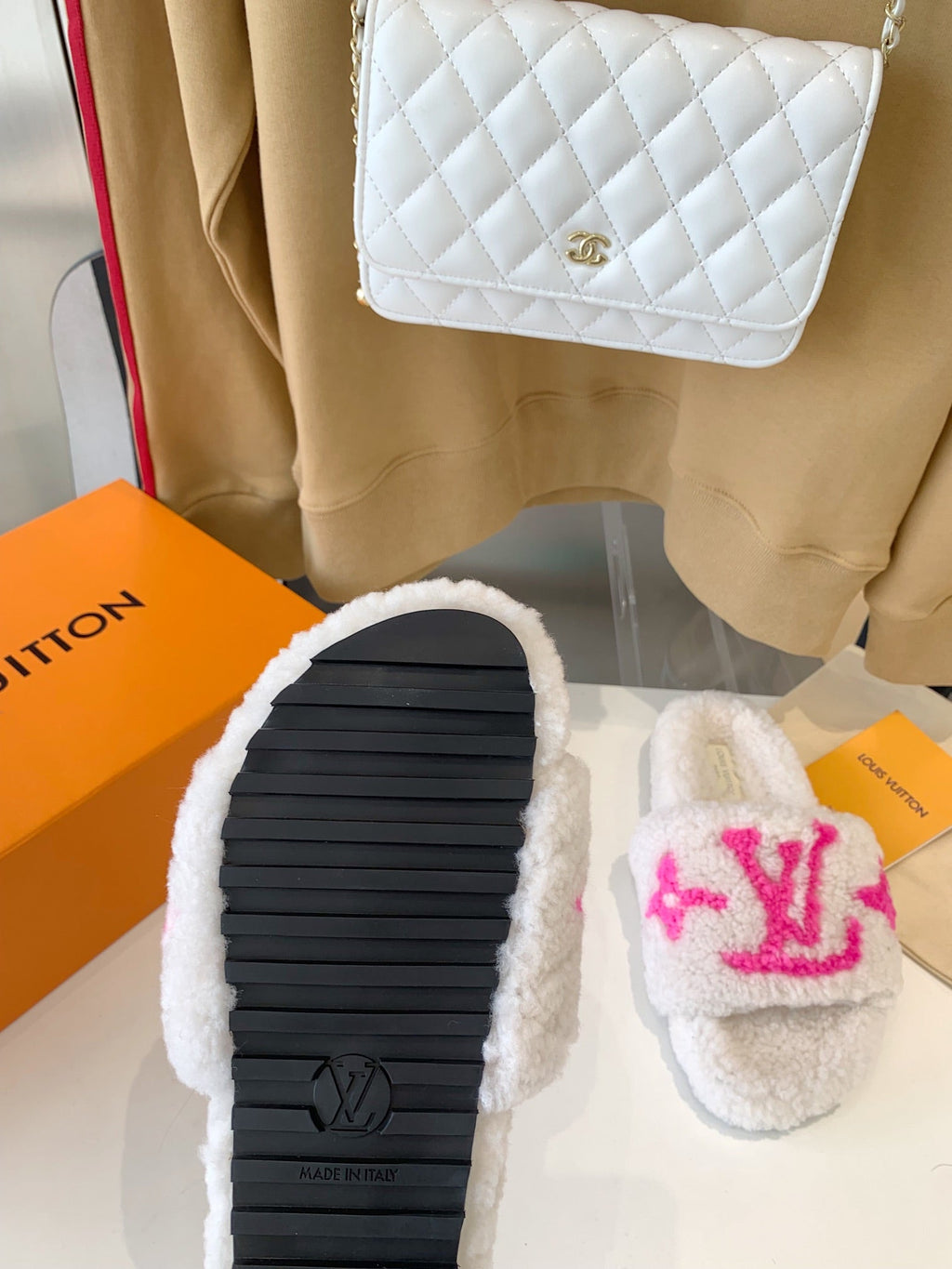 LV WOMEN'S PASEO FLAT SLIPPER IN WHITE FLEECE WITH BRIGHT PINK LOGO