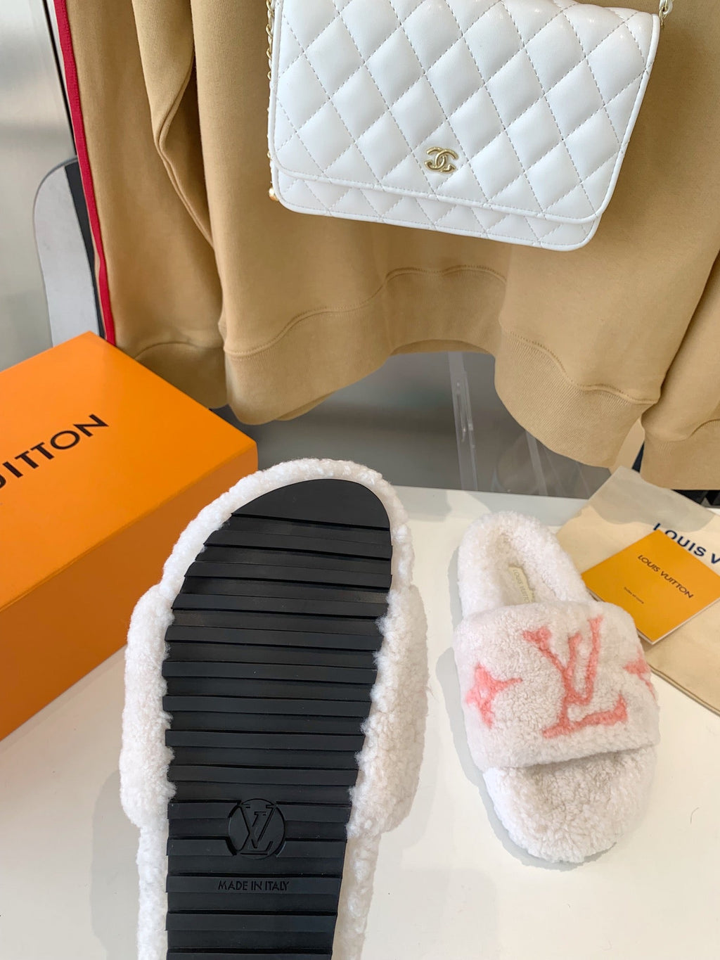 LV WOMEN'S PASEO FLAT SLIPPER IN WHITE FLEECE WITH LIGHT PINK LOGO