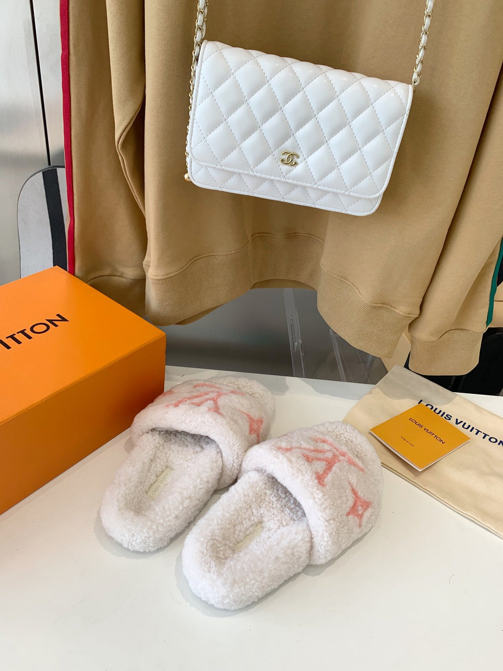 LV WOMEN'S PASEO FLAT SLIPPER IN WHITE FLEECE WITH LIGHT PINK LOGO