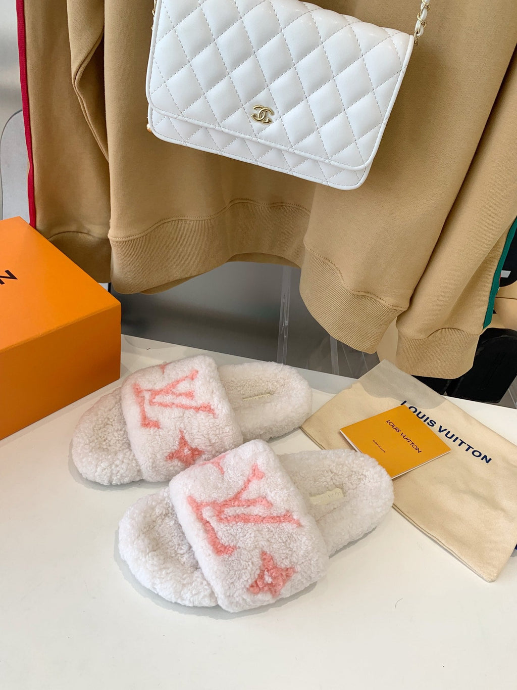 LV WOMEN'S PASEO FLAT SLIPPER IN WHITE FLEECE WITH LIGHT PINK LOGO