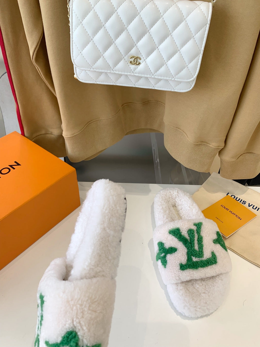 LV WOMEN'S PASEO FLAT SLIPPER IN WHITE FLEECE WITH GREEN LOGO