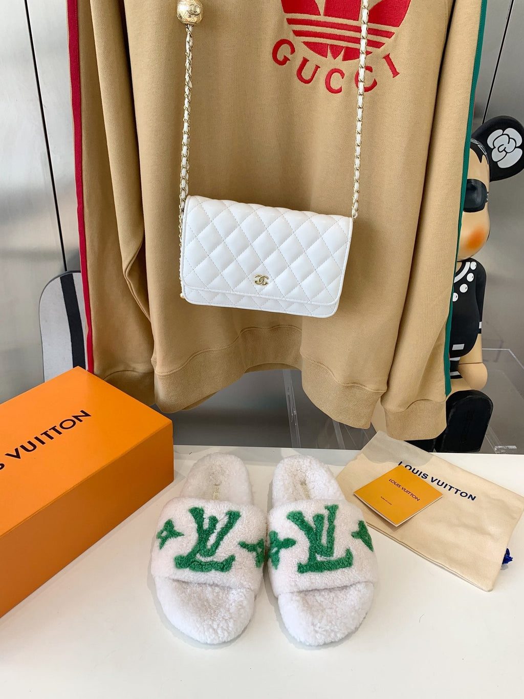 LV WOMEN'S PASEO FLAT SLIPPER IN WHITE FLEECE WITH GREEN LOGO