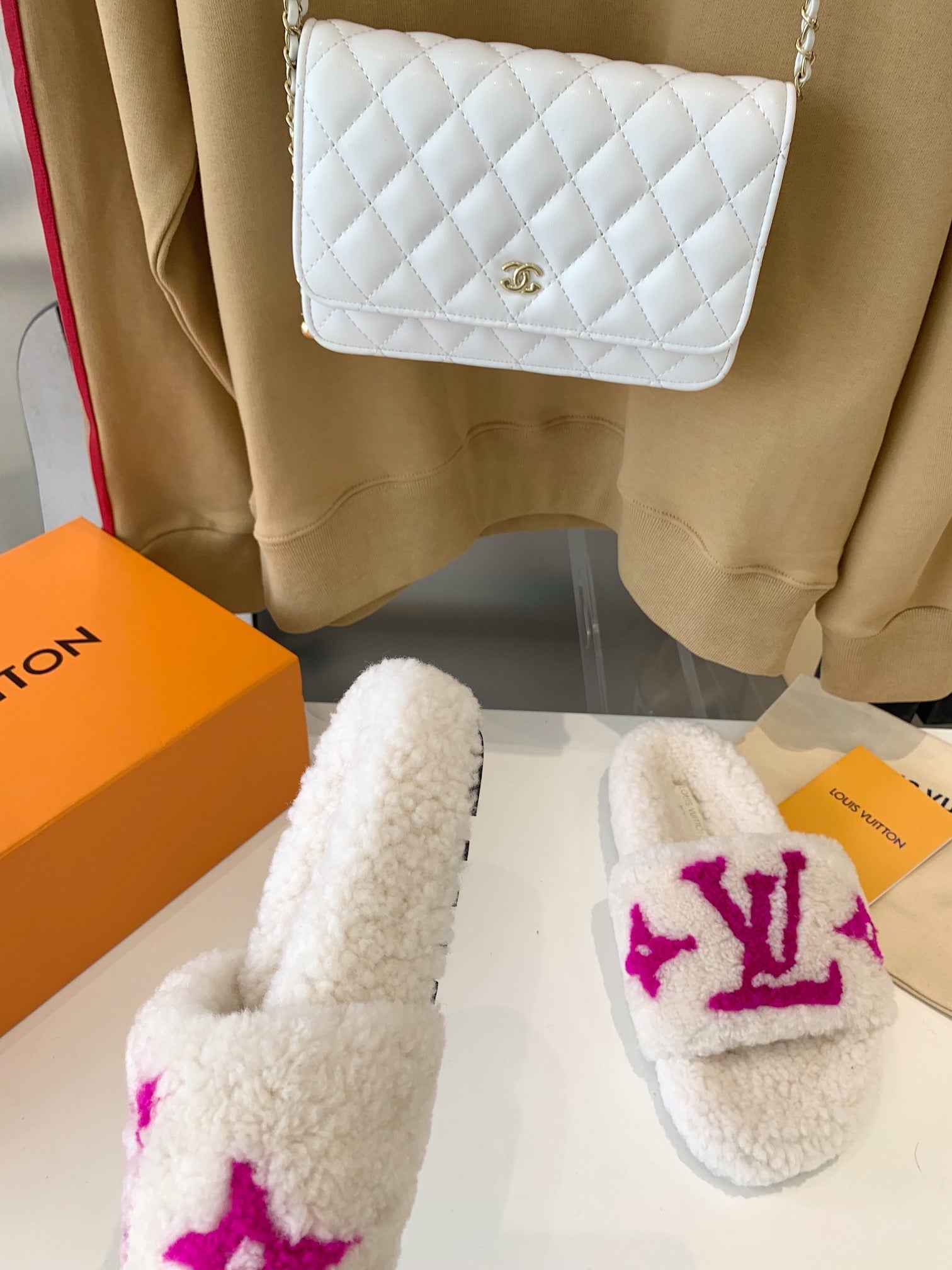 LV WOMEN'S PASEO FLAT SLIPPER IN WHITE FLEECE WITH PINK LOGO