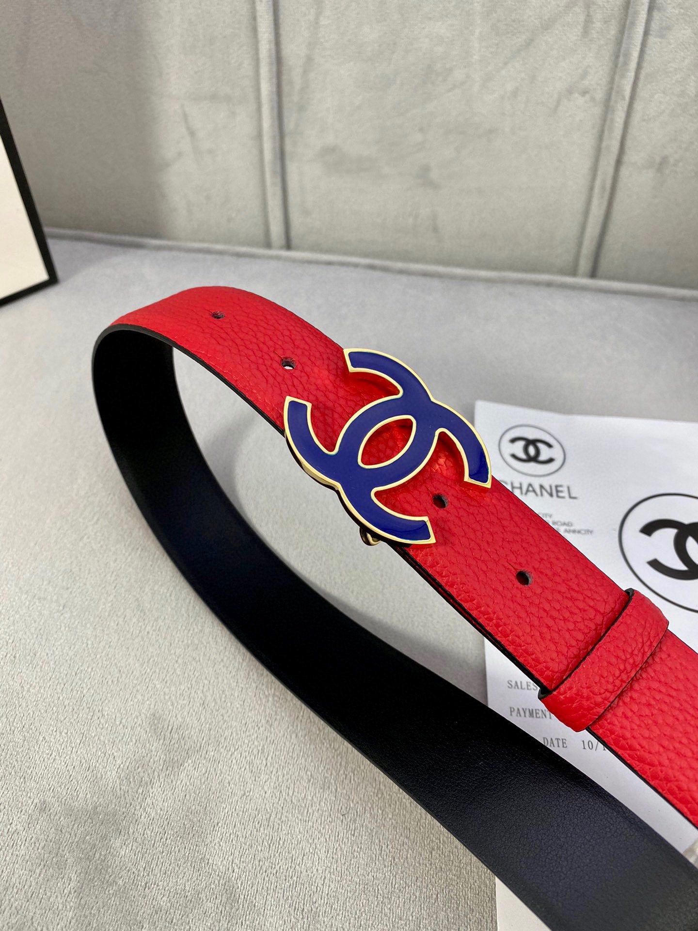 CC 30MM BELT IN CHERRY RED GRAINED CALFSKIN WITH NAVY BLUE METAL LOGO