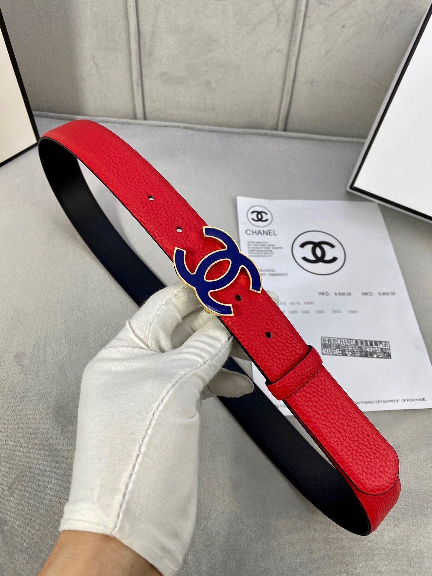 CC 30MM BELT IN CHERRY RED GRAINED CALFSKIN WITH NAVY BLUE METAL LOGO
