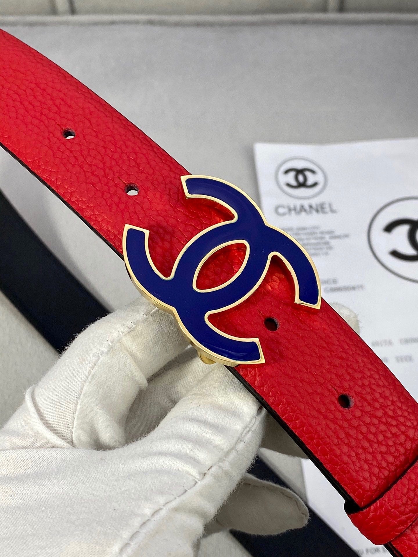 CC 30MM BELT IN CHERRY RED GRAINED CALFSKIN WITH NAVY BLUE METAL LOGO