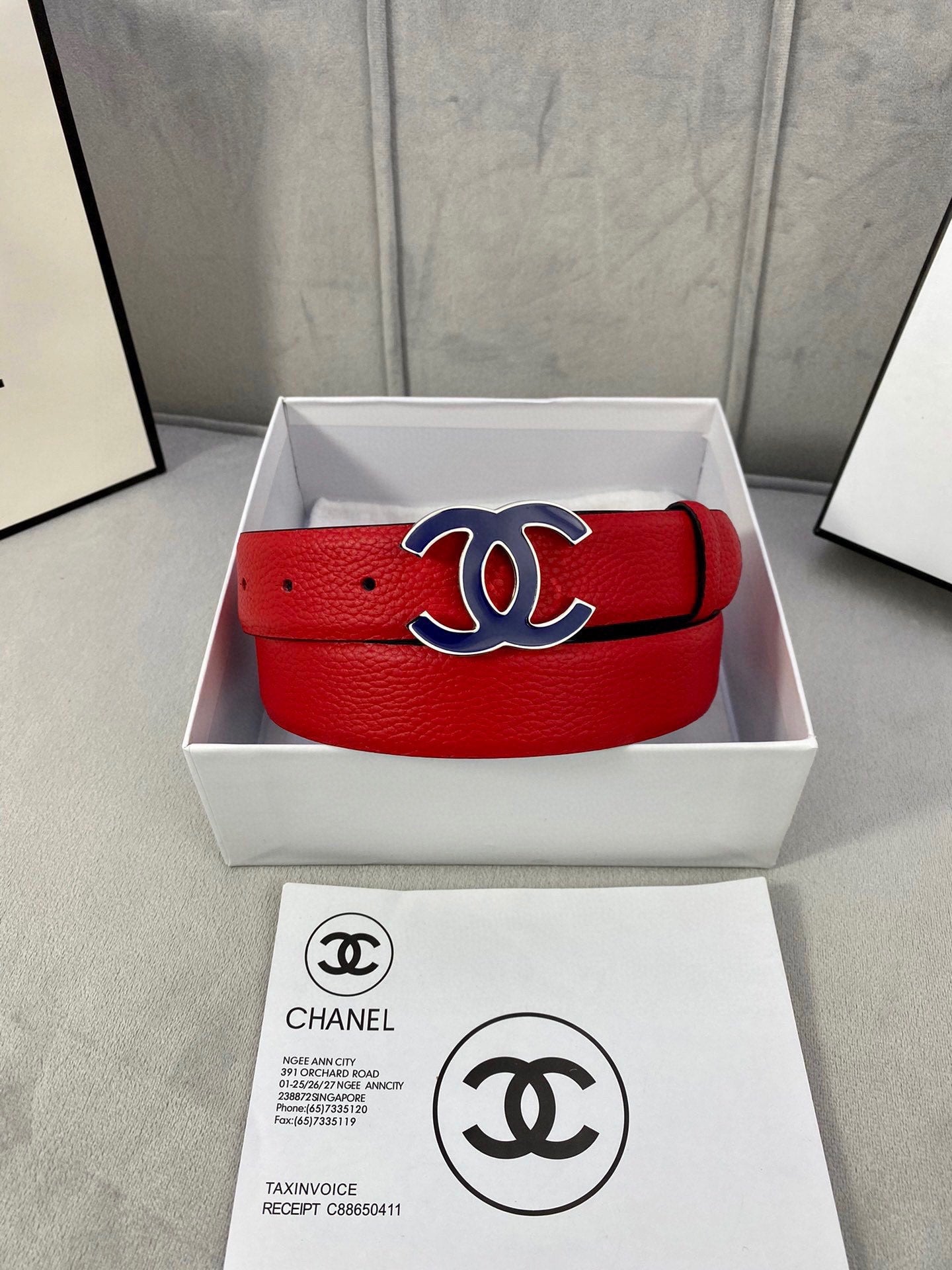 CC 30MM BELT IN CHERRY RED GRAINED CALFSKIN WITH NAVY BLUE METAL LOGO