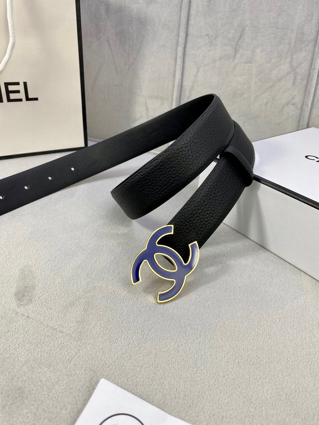 CC 30MM BELT IN BLACK GRAINED CALFSKIN WITH NAVY BLUE METAL LOGO