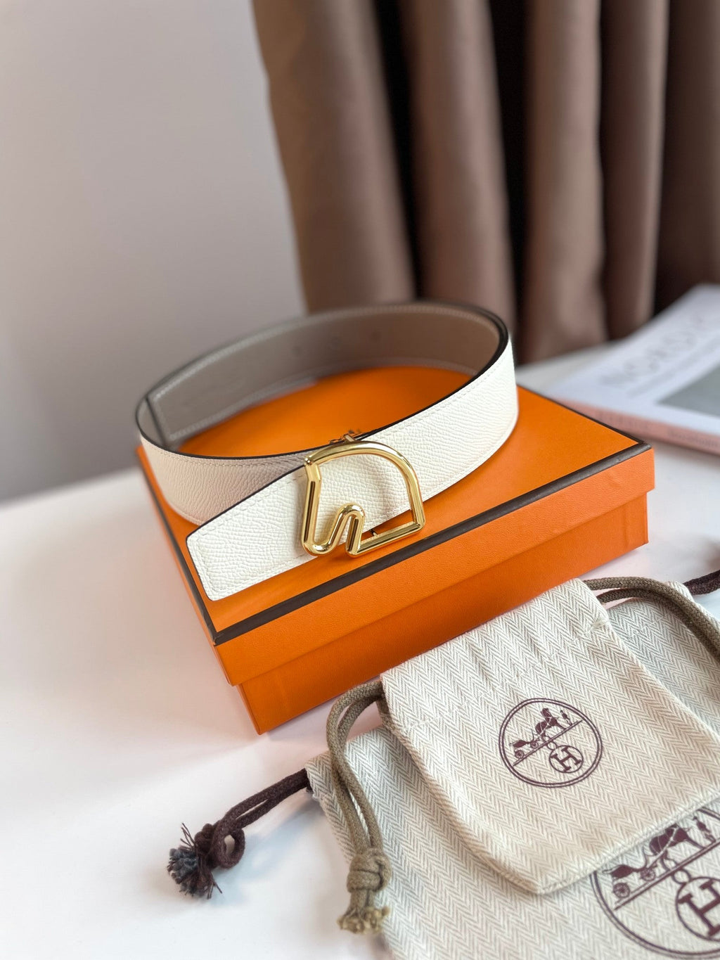 BOUCLE BELT BUCKLE & REVERSIBLE KHAKI BROWN AND WHITE LEATHER STRAP 38MM GOLD HARDWARE