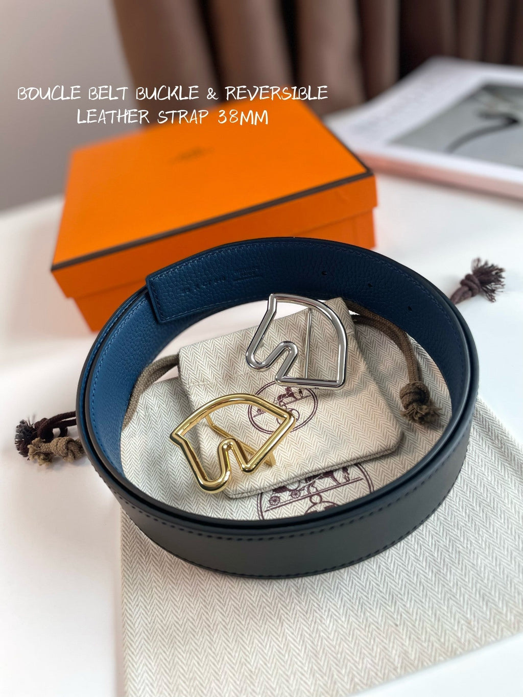 BOUCLE BELT BUCKLE & REVERSIBLE NAVY BLUE AND BLACK AND WHITE LEATHER STRAP 38MM GOLD HARDWARE