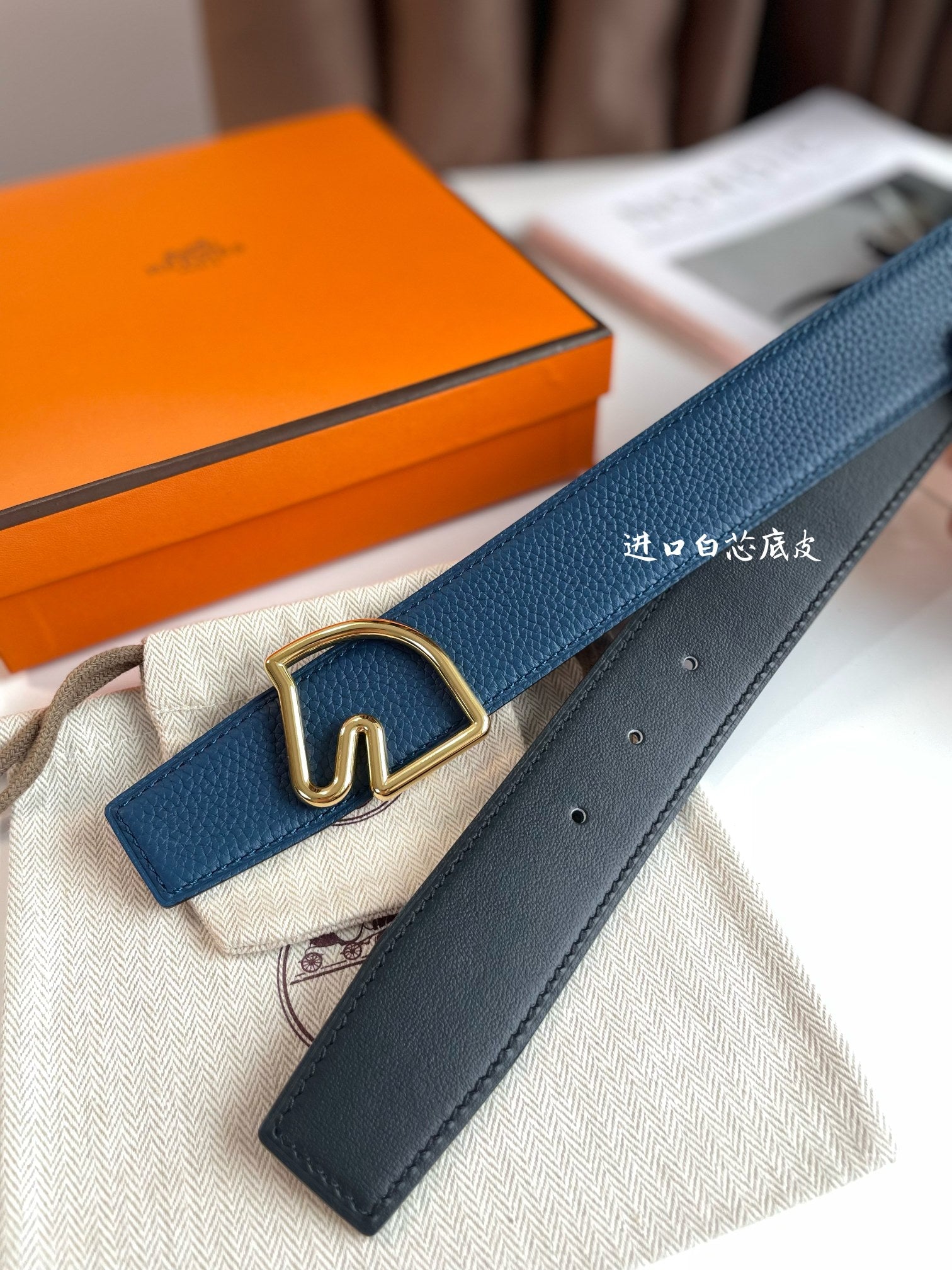 BOUCLE BELT BUCKLE & REVERSIBLE NAVY BLUE AND BLACK AND WHITE LEATHER STRAP 38MM GOLD HARDWARE