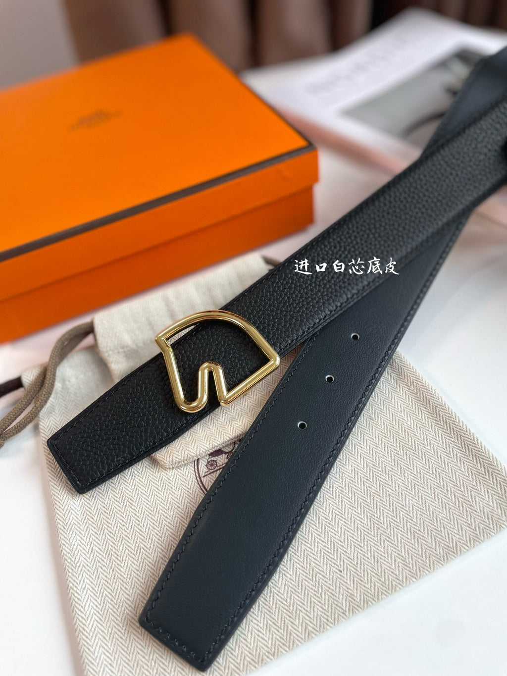 BOUCLE BELT BUCKLE & REVERSIBLE BLACK AND WHITE LEATHER STRAP 38MM GOLD HARDWARE