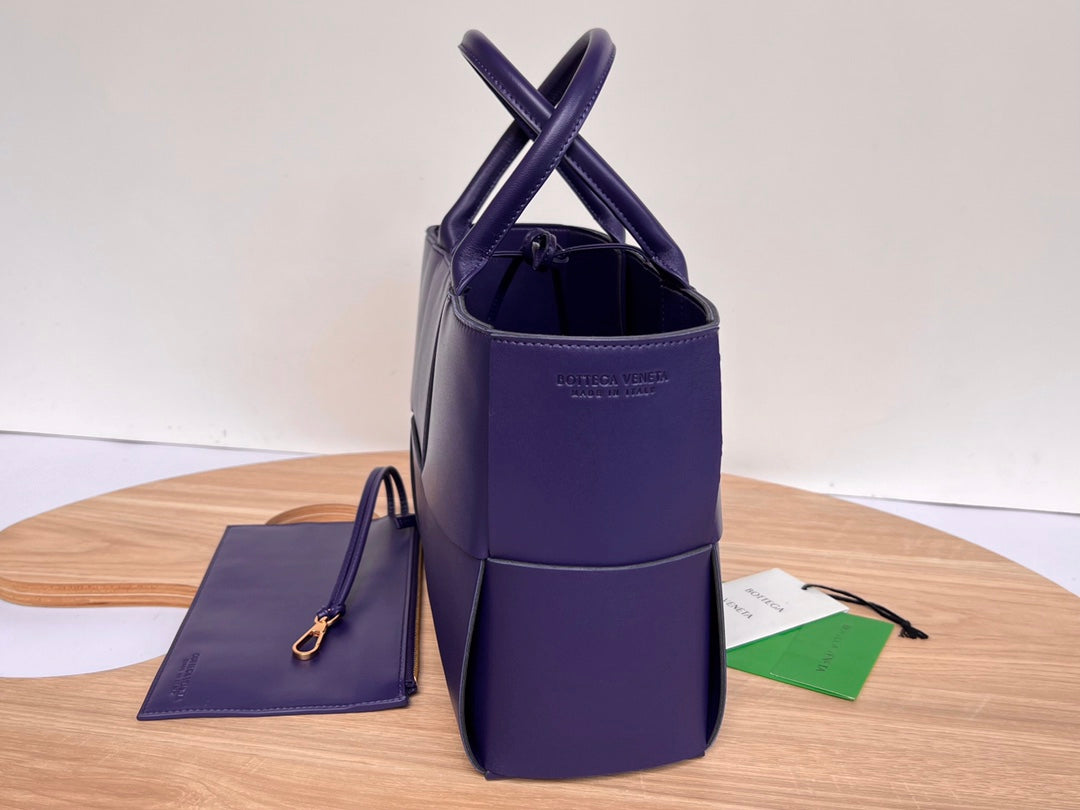 SMALL ARCO TOTE 30 IN EAST BAY PURPLE LAMBSKIN