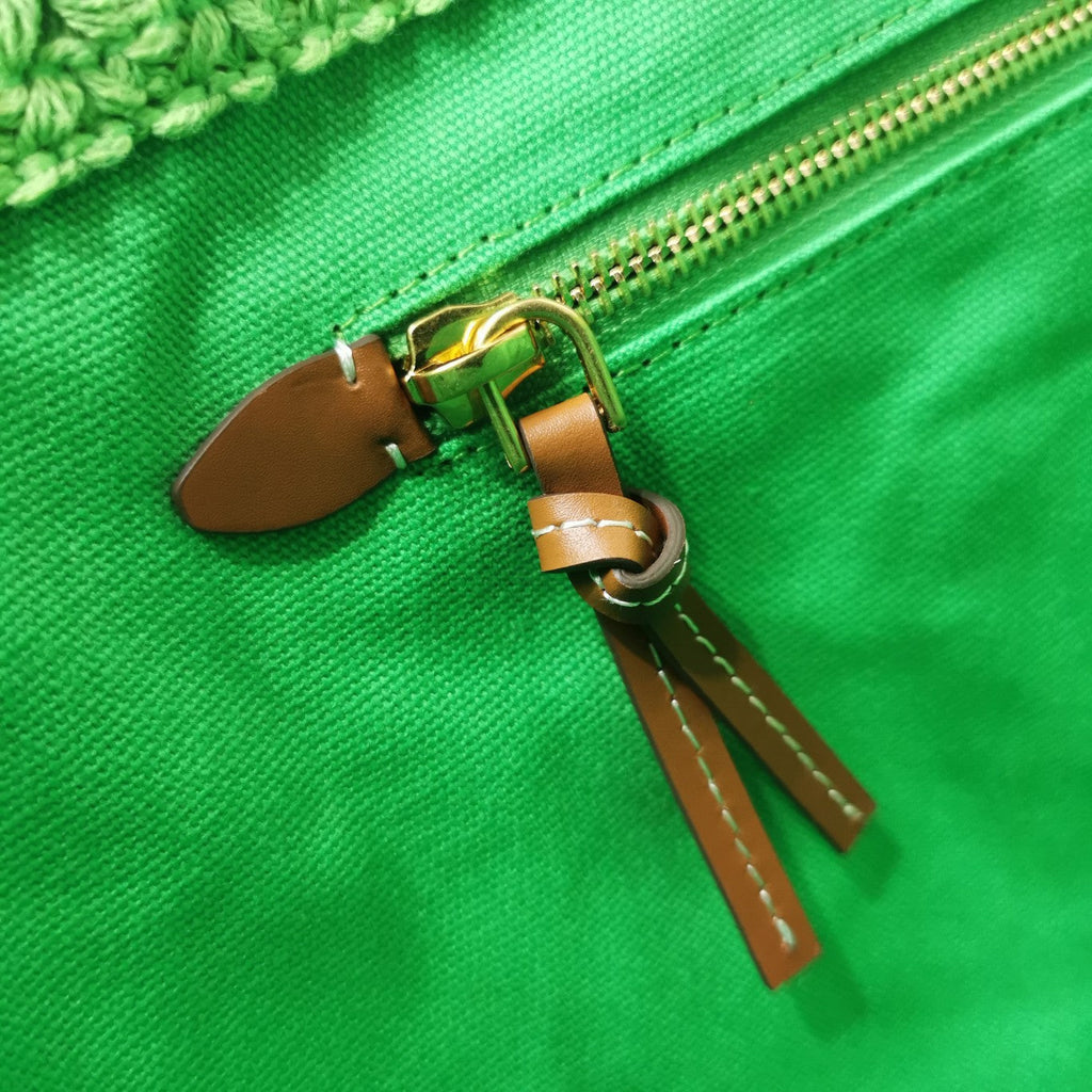 TOTE BAG 40 IN STRIPED PATTERN OF LIGHT GREEN RED AND CREAM WHITE WOVEN RAFFIA