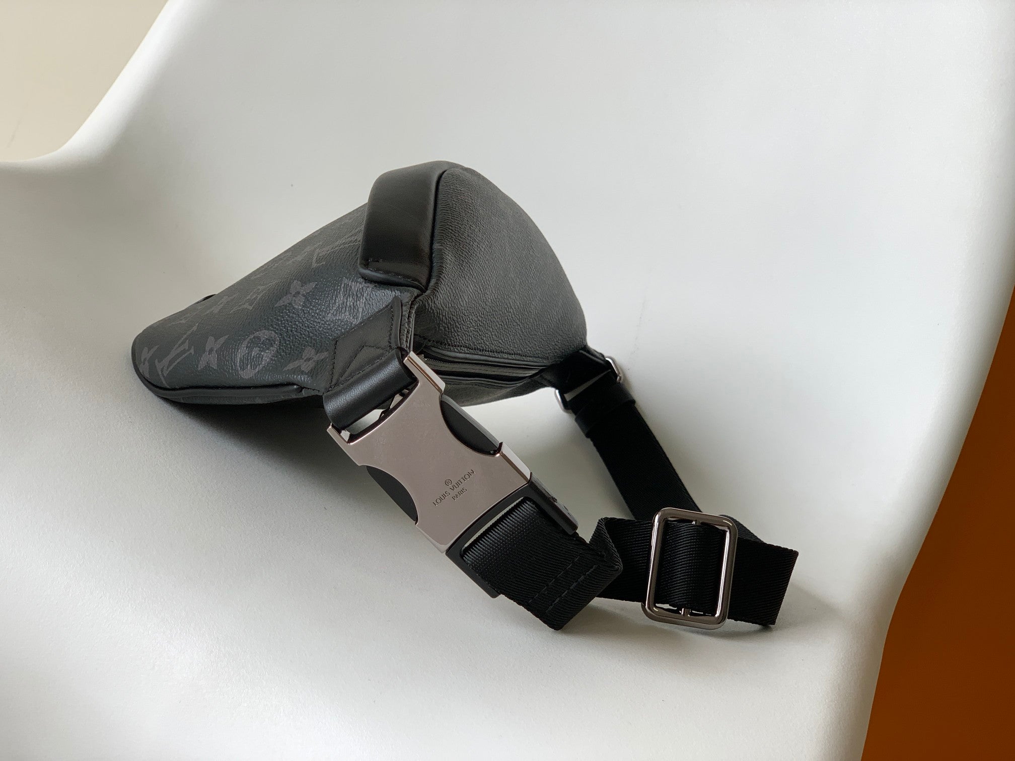 LV 25S DISCOVERY BUMBAG 44 IN BLACK MONOGRAM ECLIPSE CALFSKIN