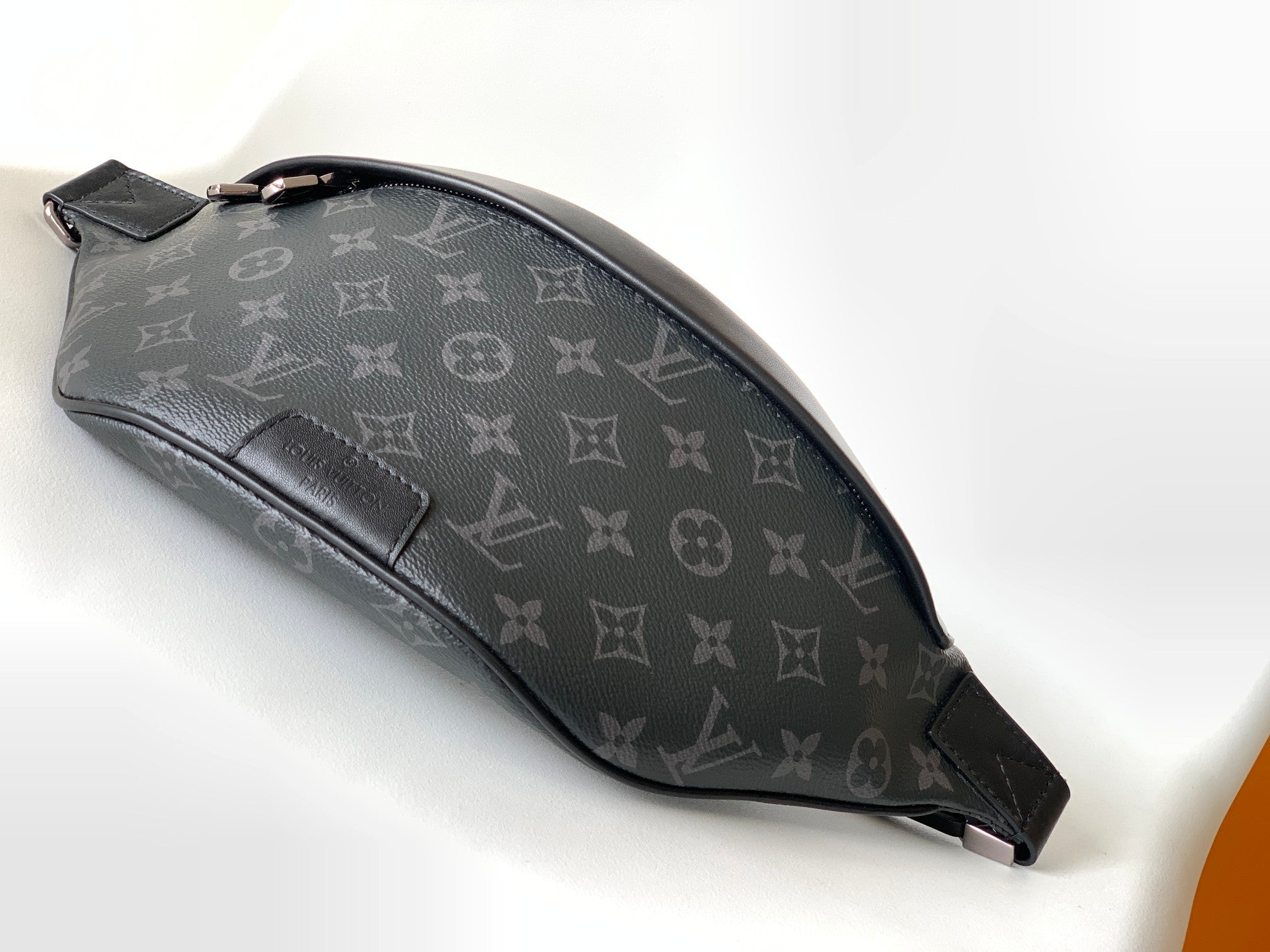 LV 25S DISCOVERY BUMBAG 44 IN BLACK MONOGRAM ECLIPSE CALFSKIN