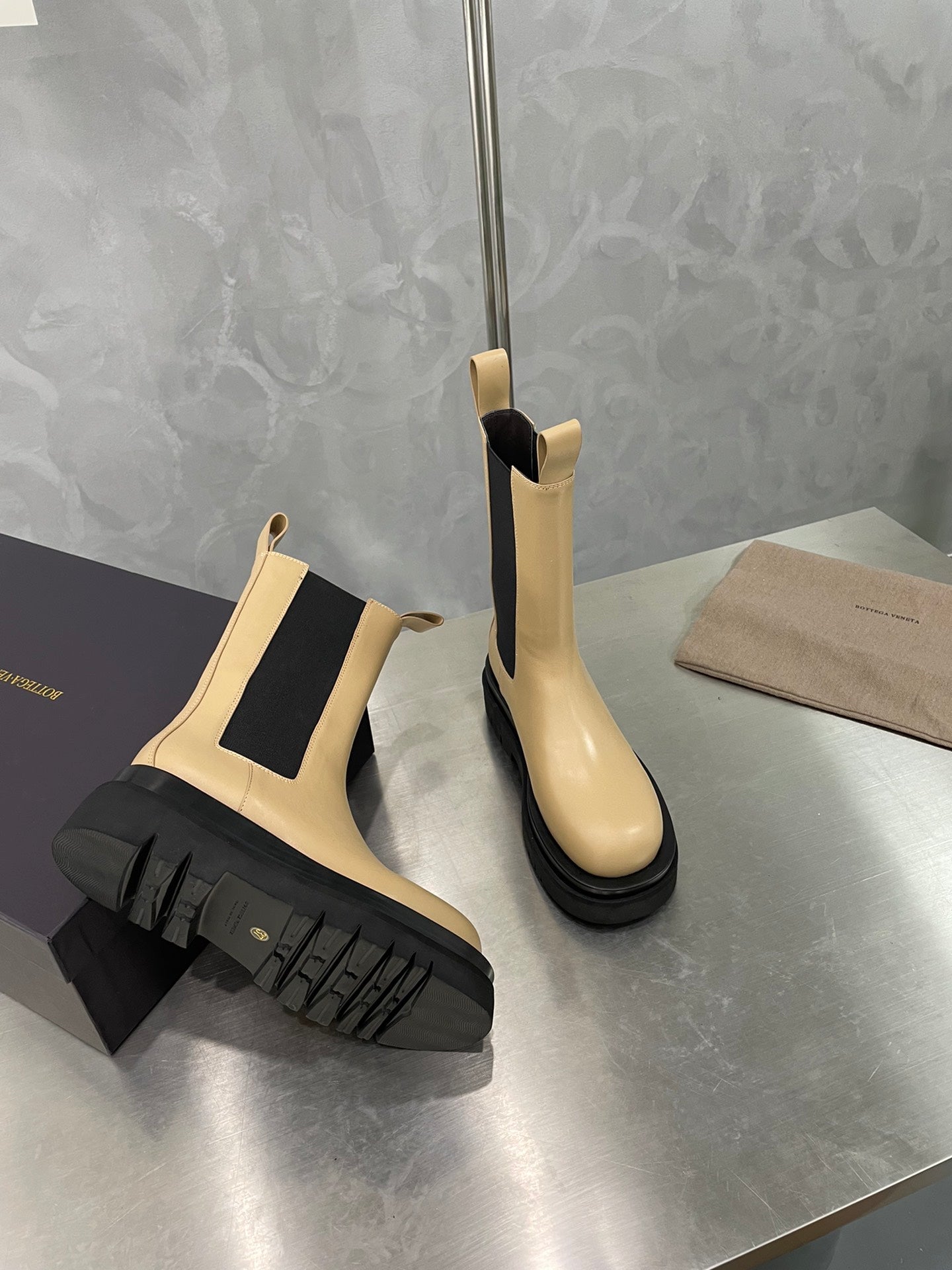 LUG CHELSEA BOOT IN CAMEL BEIGE CALFSKIN