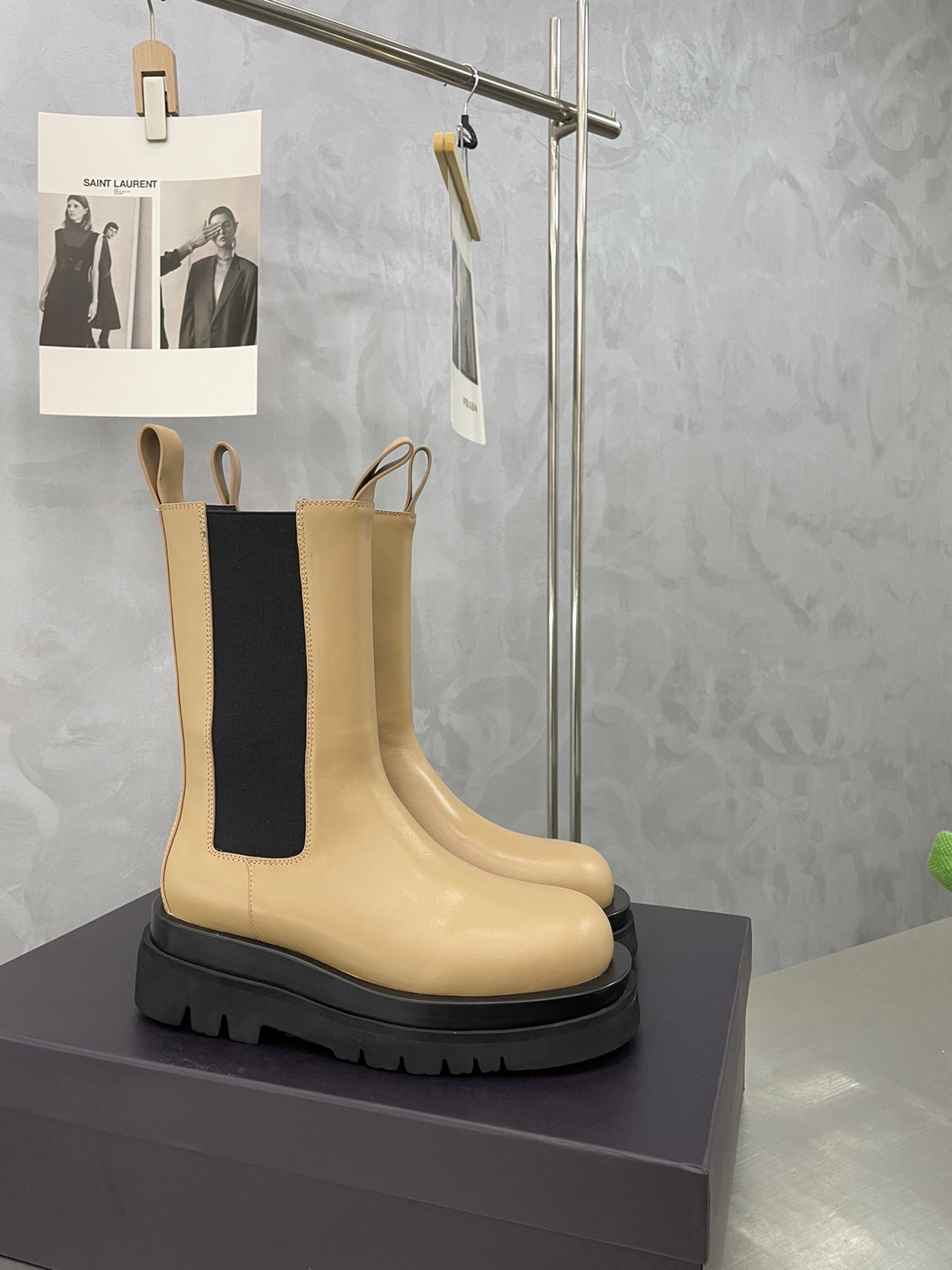 LUG CHELSEA BOOT IN CAMEL BEIGE CALFSKIN