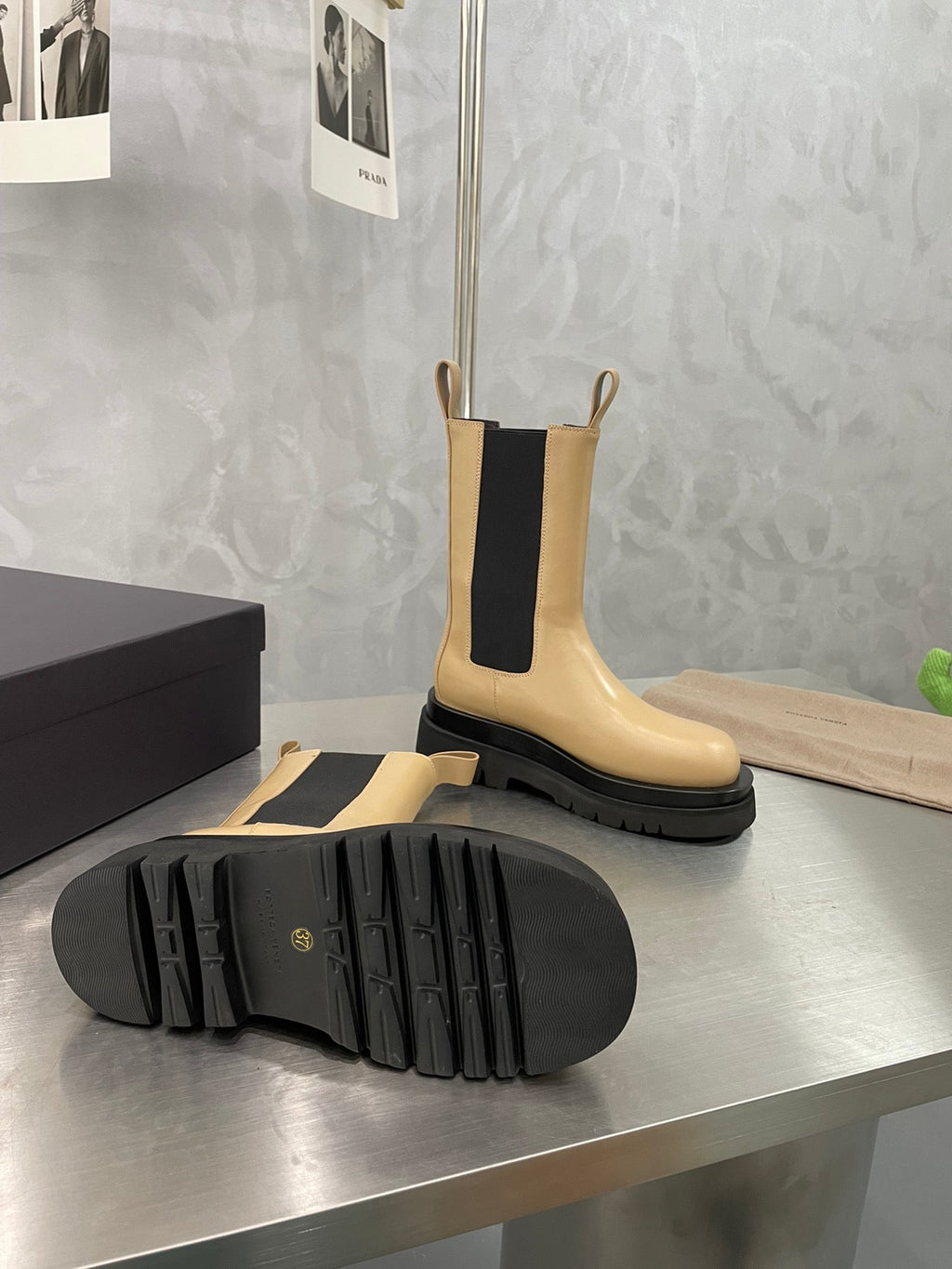 LUG CHELSEA BOOT IN CAMEL BEIGE CALFSKIN