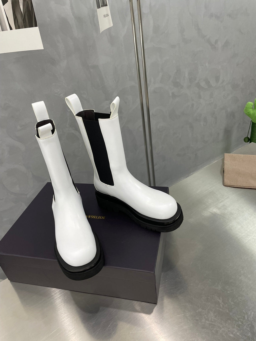 LUG CHELSEA BOOT IN WHITE CALFSKIN