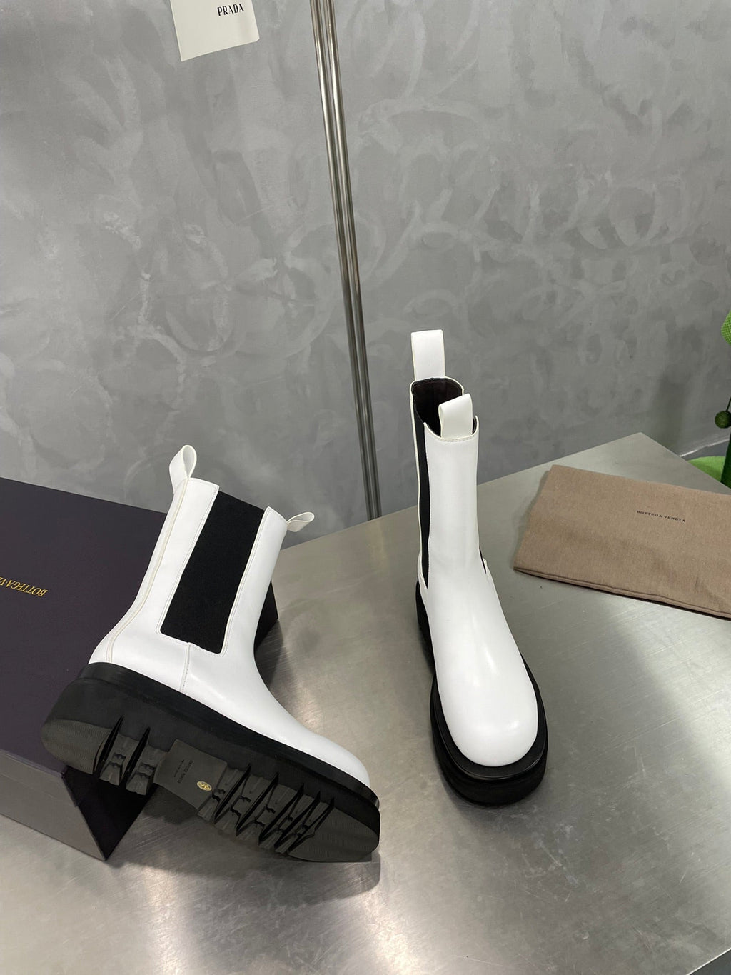 LUG CHELSEA BOOT IN WHITE CALFSKIN