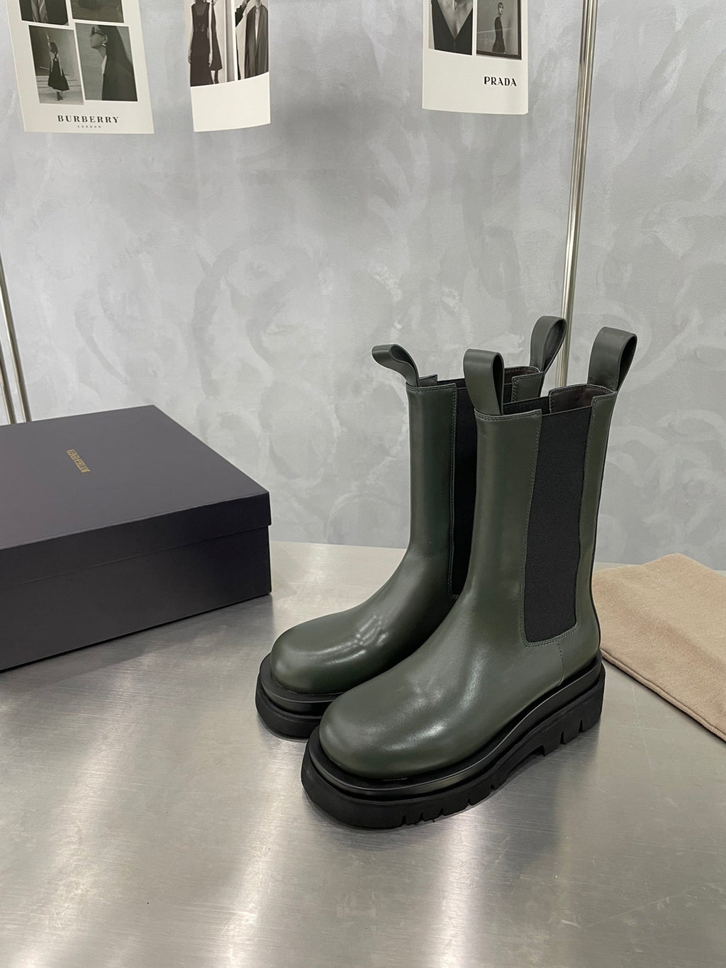 LUG CHELSEA BOOT IN ARMY GREEN CALFSKIN