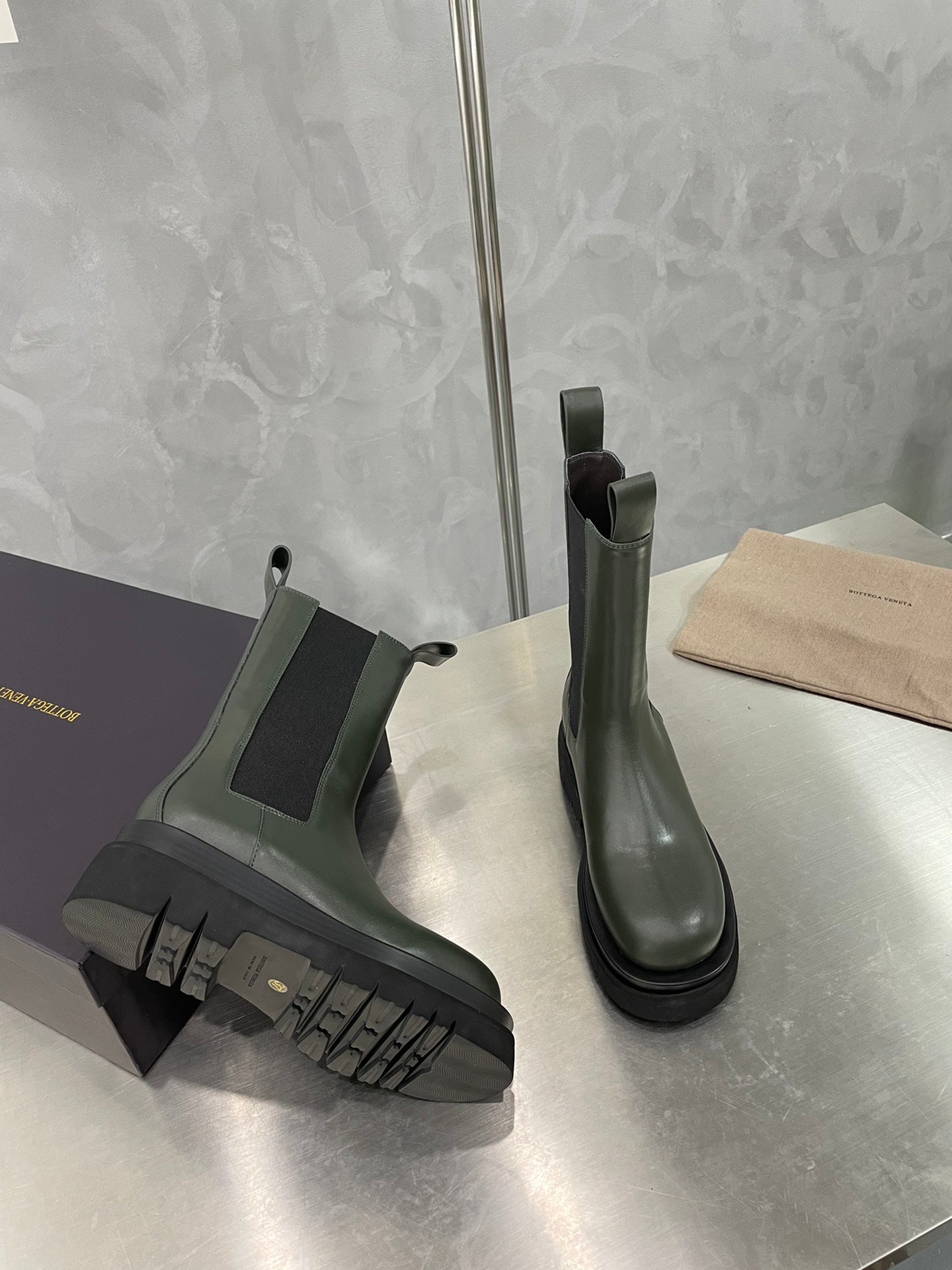 LUG CHELSEA BOOT IN ARMY GREEN CALFSKIN