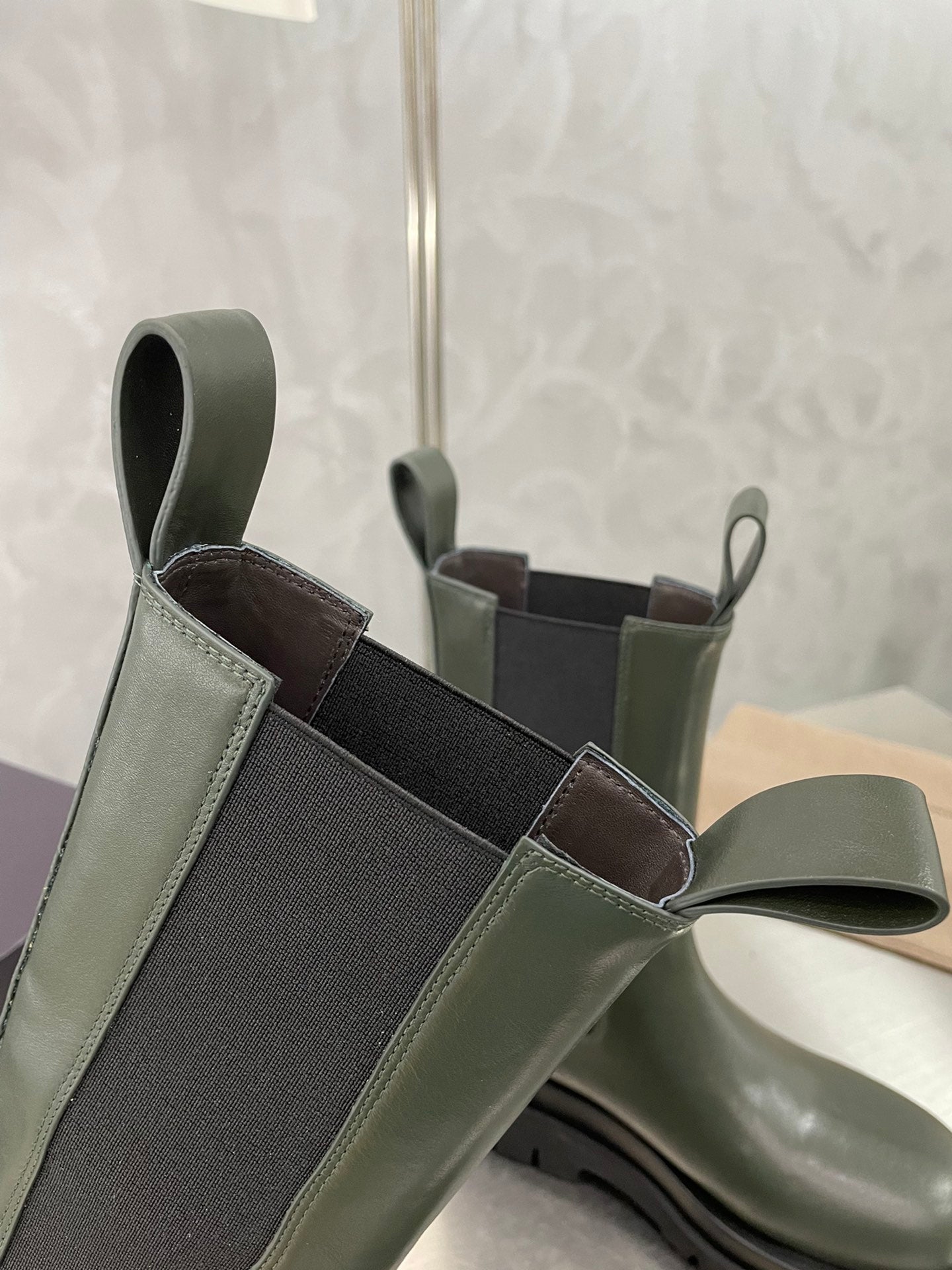 LUG CHELSEA BOOT IN ARMY GREEN CALFSKIN