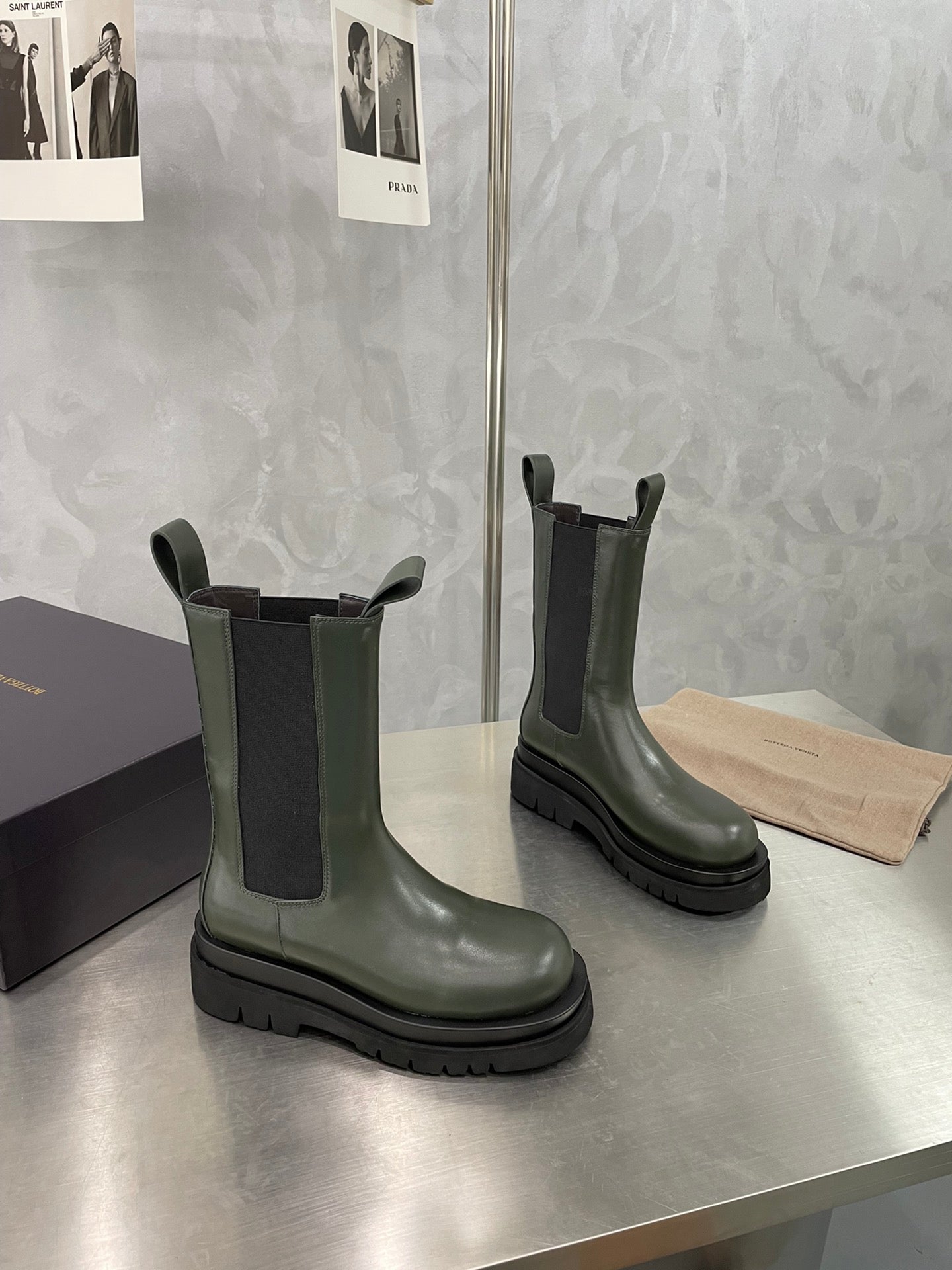 LUG CHELSEA BOOT IN ARMY GREEN CALFSKIN