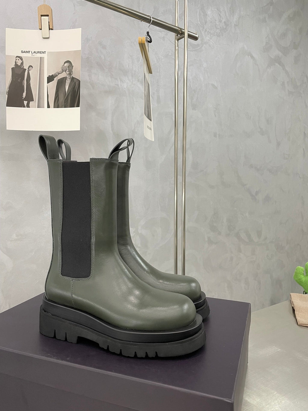 LUG CHELSEA BOOT IN ARMY GREEN CALFSKIN