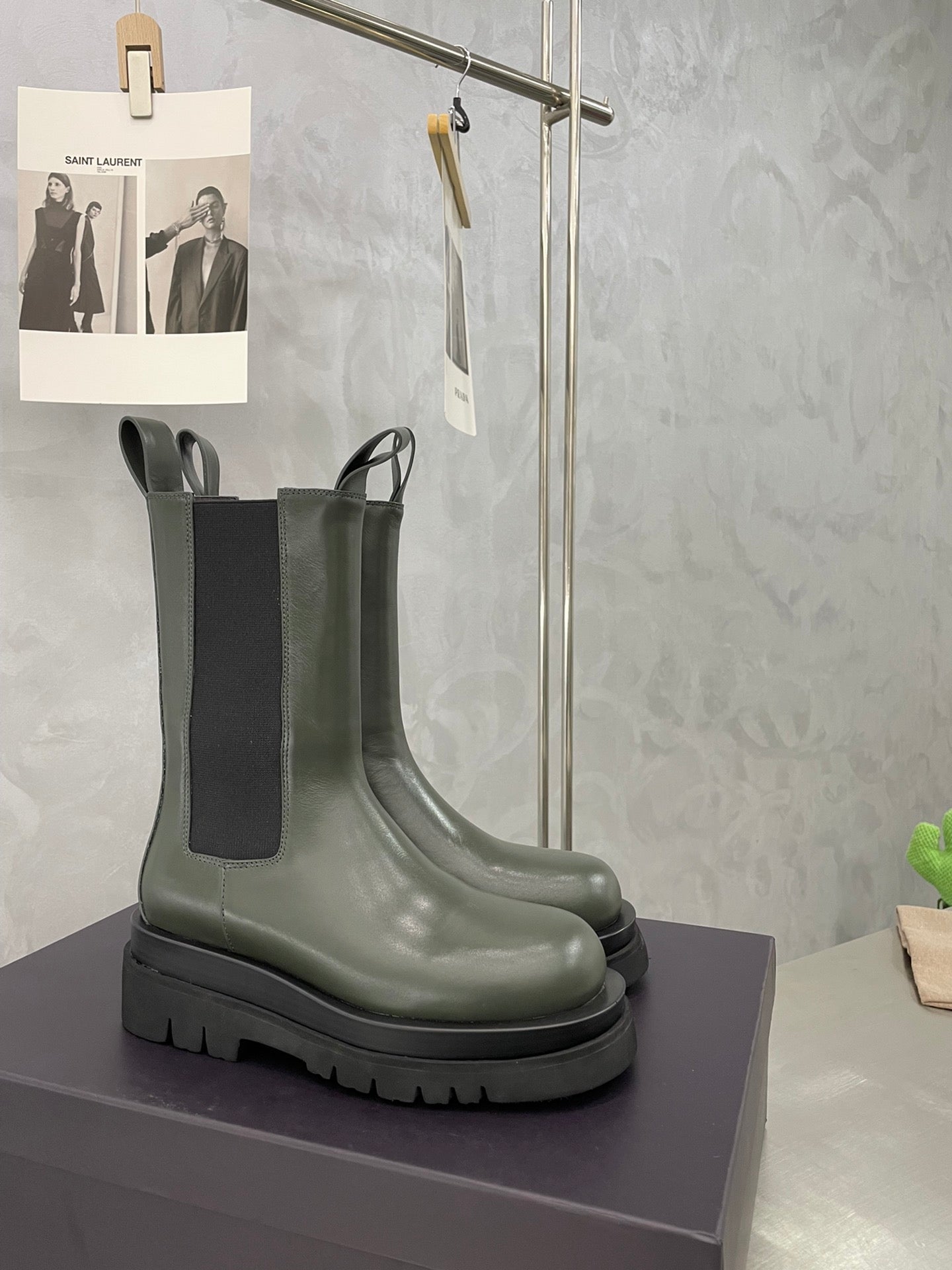 LUG CHELSEA BOOT IN ARMY GREEN CALFSKIN