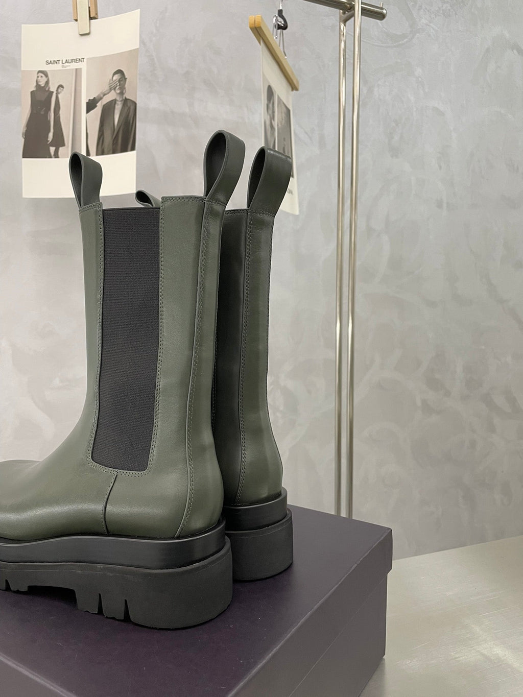 LUG CHELSEA BOOT IN ARMY GREEN CALFSKIN