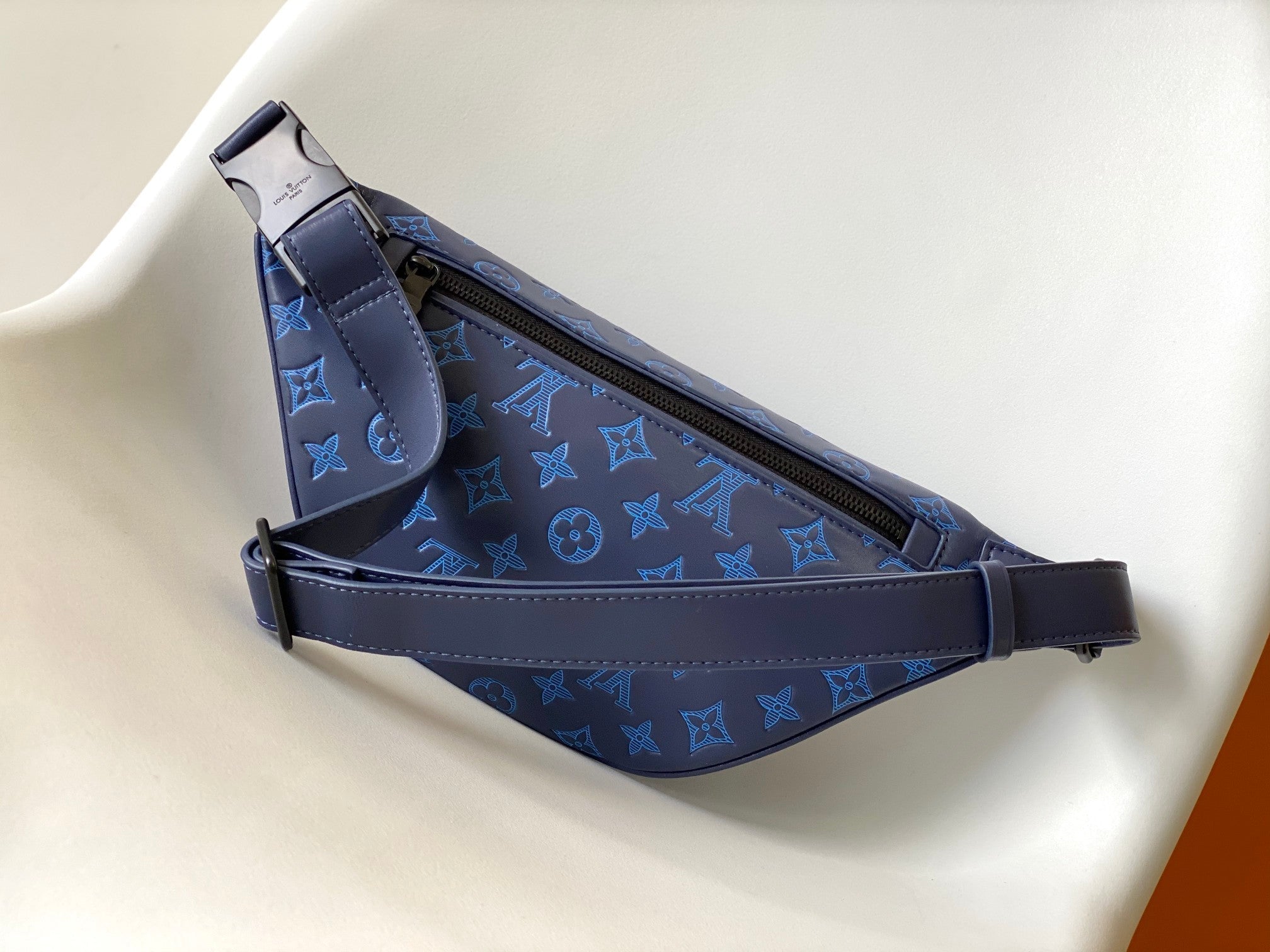 LV 25S DISCOVERY BUMBAG 44 IN DARK BLUE EMBOSSED MONOGRAM ECLIPSE CALFSKIN