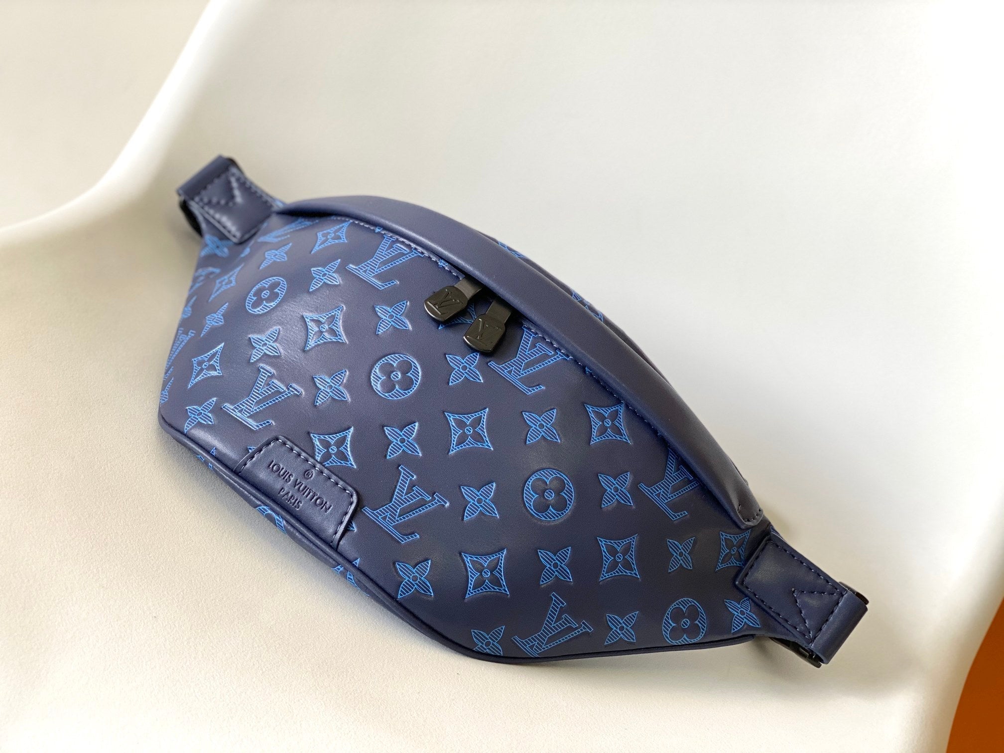 LV 25S DISCOVERY BUMBAG 44 IN DARK BLUE EMBOSSED MONOGRAM ECLIPSE CALFSKIN