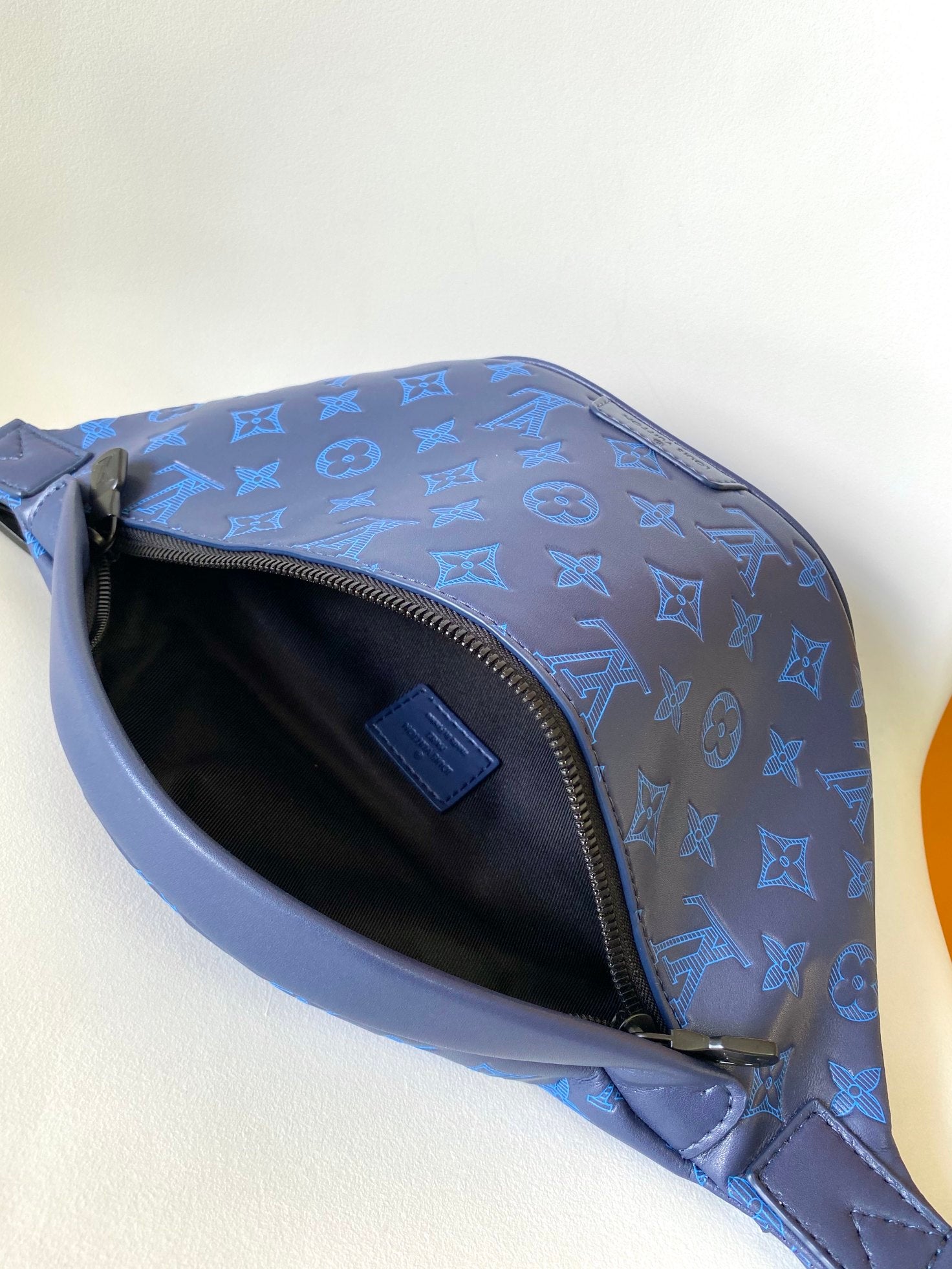 LV 25S DISCOVERY BUMBAG 44 IN DARK BLUE EMBOSSED MONOGRAM ECLIPSE CALFSKIN