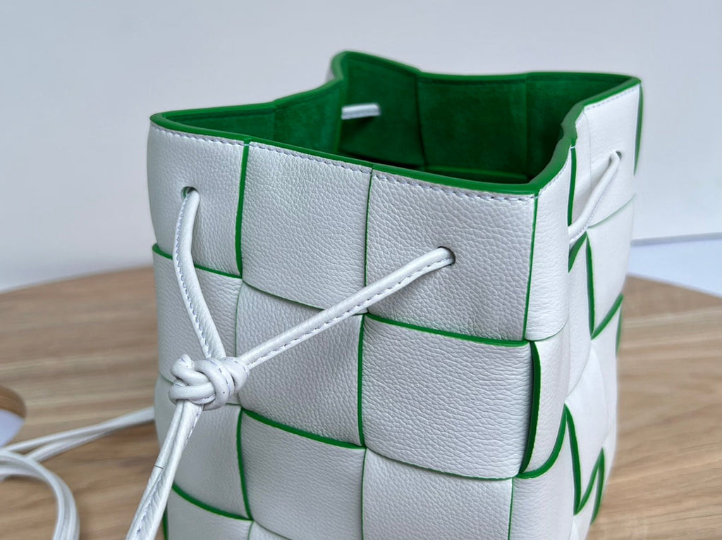 SMALL CASSETTE BUCKET 18 IN WHITE AND GREEN LINING CALFSKIN