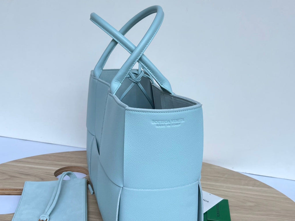 ARCO TOTE 36 IN SKY BLUE CALFSKIN