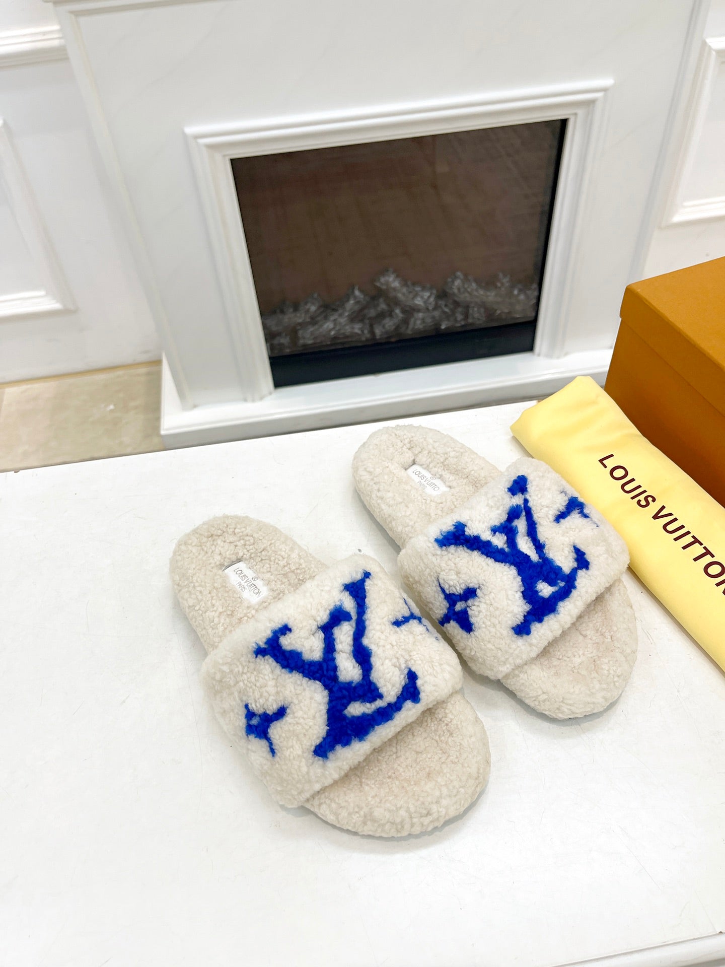 LV FLAT SLIPPER IN WHITE MIX COBALT BLUE SHEARLING