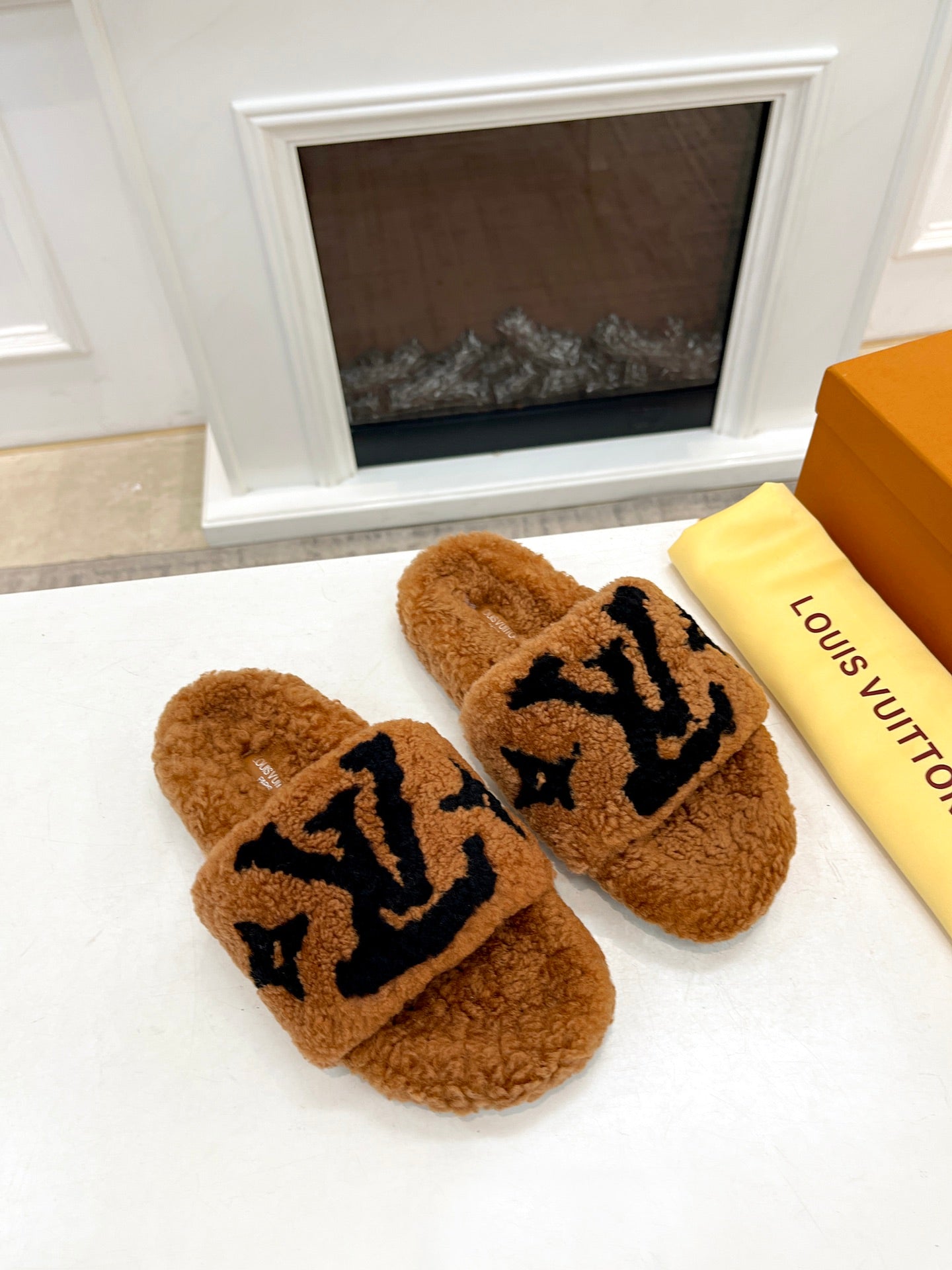 LV FLAT SLIPPER IN GINGERBREAD BROWN MIX BLACK SHEARLING