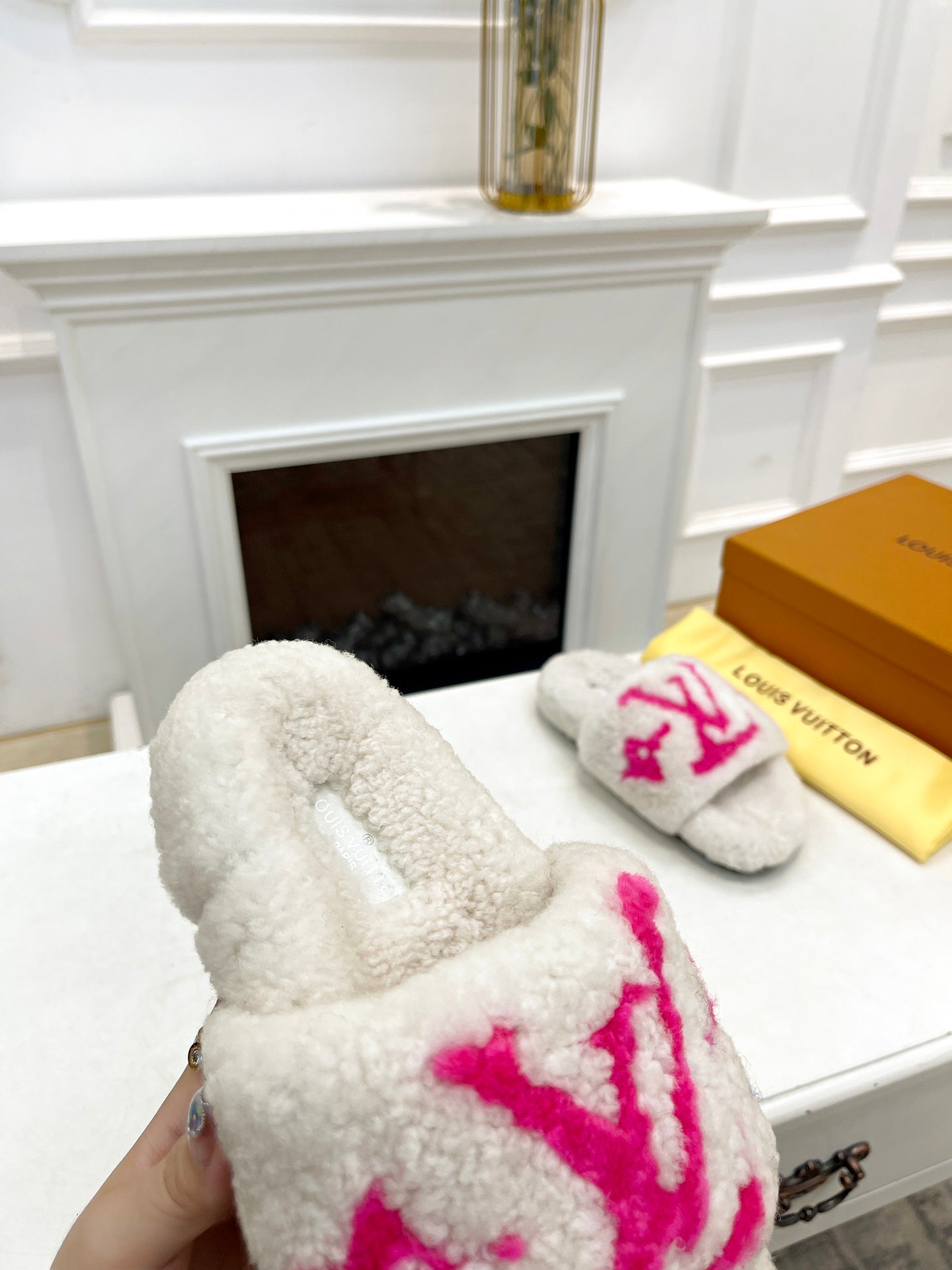 LV FLAT SLIPPER IN WHITE MIX BRIGHT PINK SHEARLING