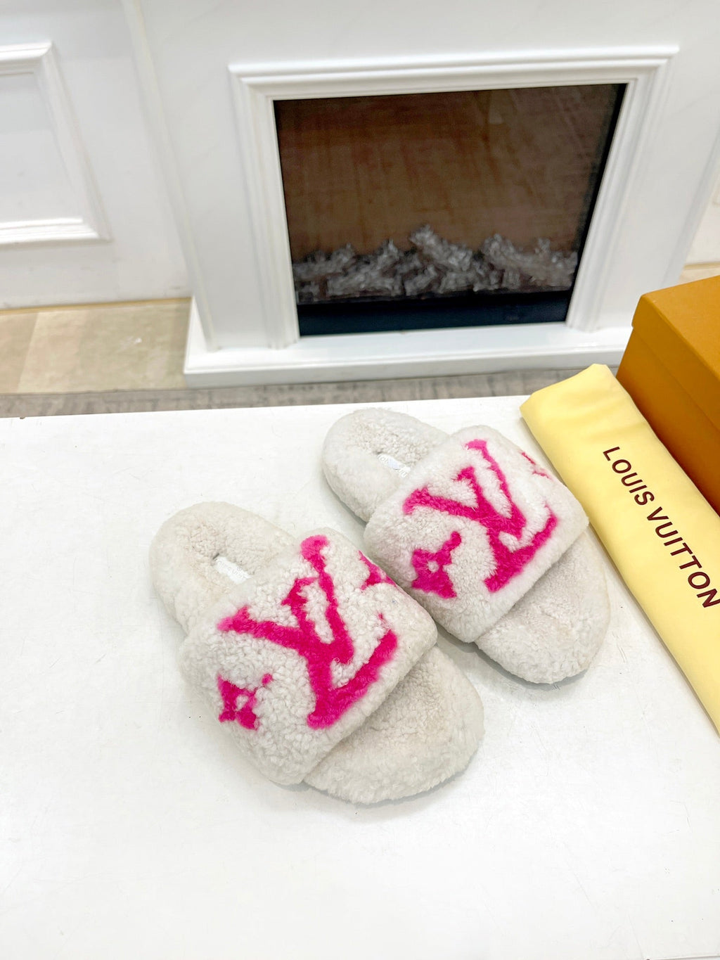 LV FLAT SLIPPER IN WHITE MIX BRIGHT PINK SHEARLING