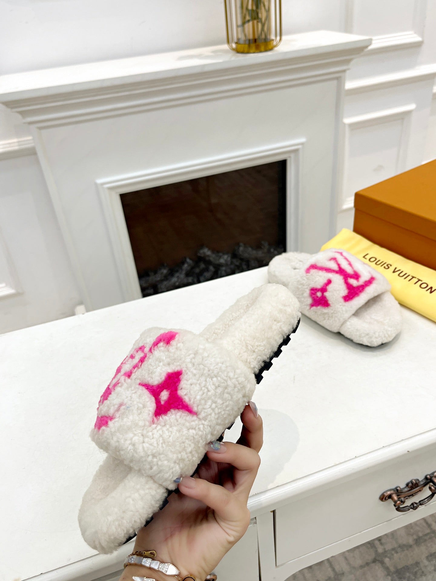 LV FLAT SLIPPER IN WHITE MIX BRIGHT PINK SHEARLING