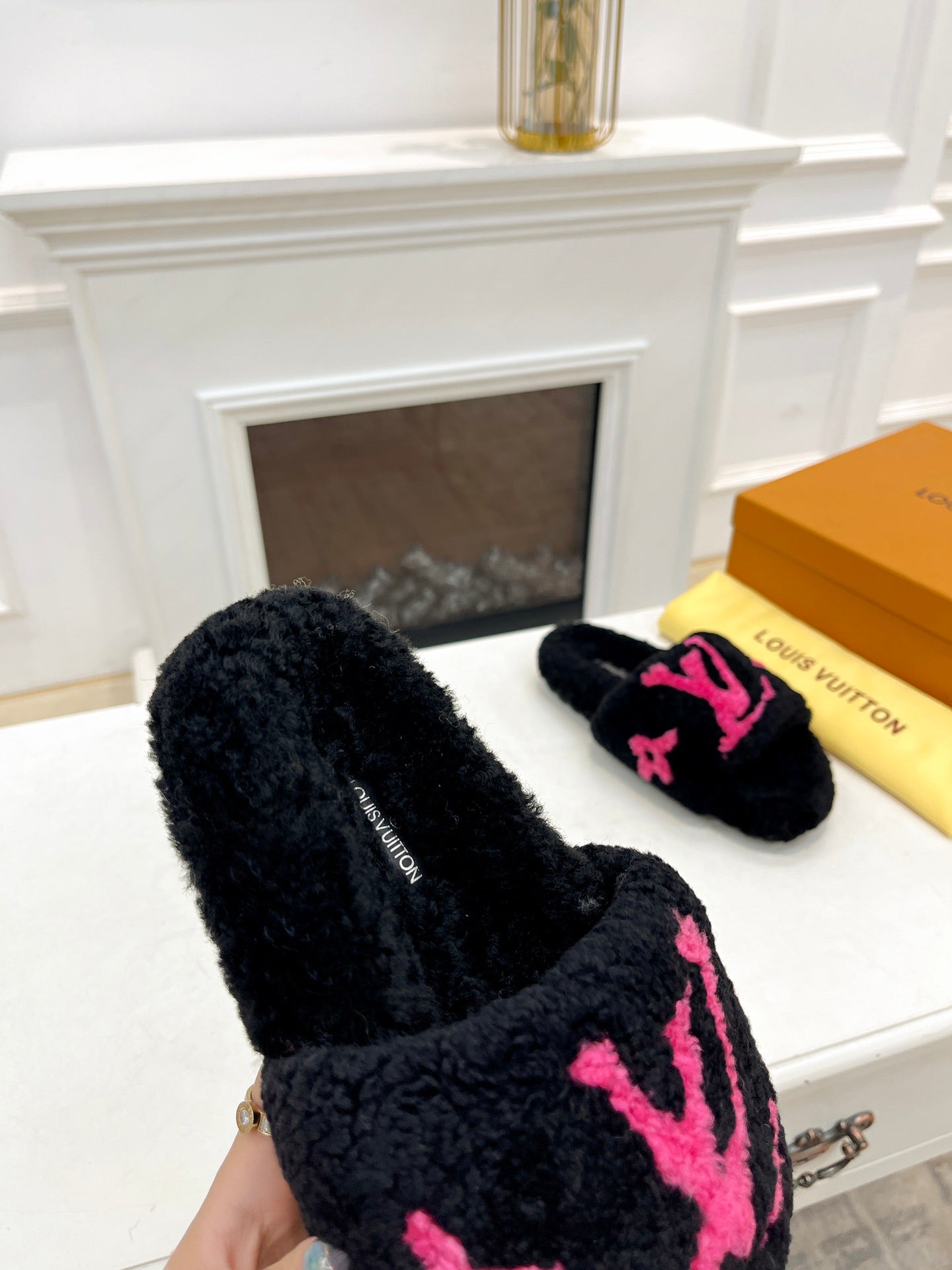LV FLAT SLIPPER IN BLACK MIX BRIGHT PINK SHEARLING