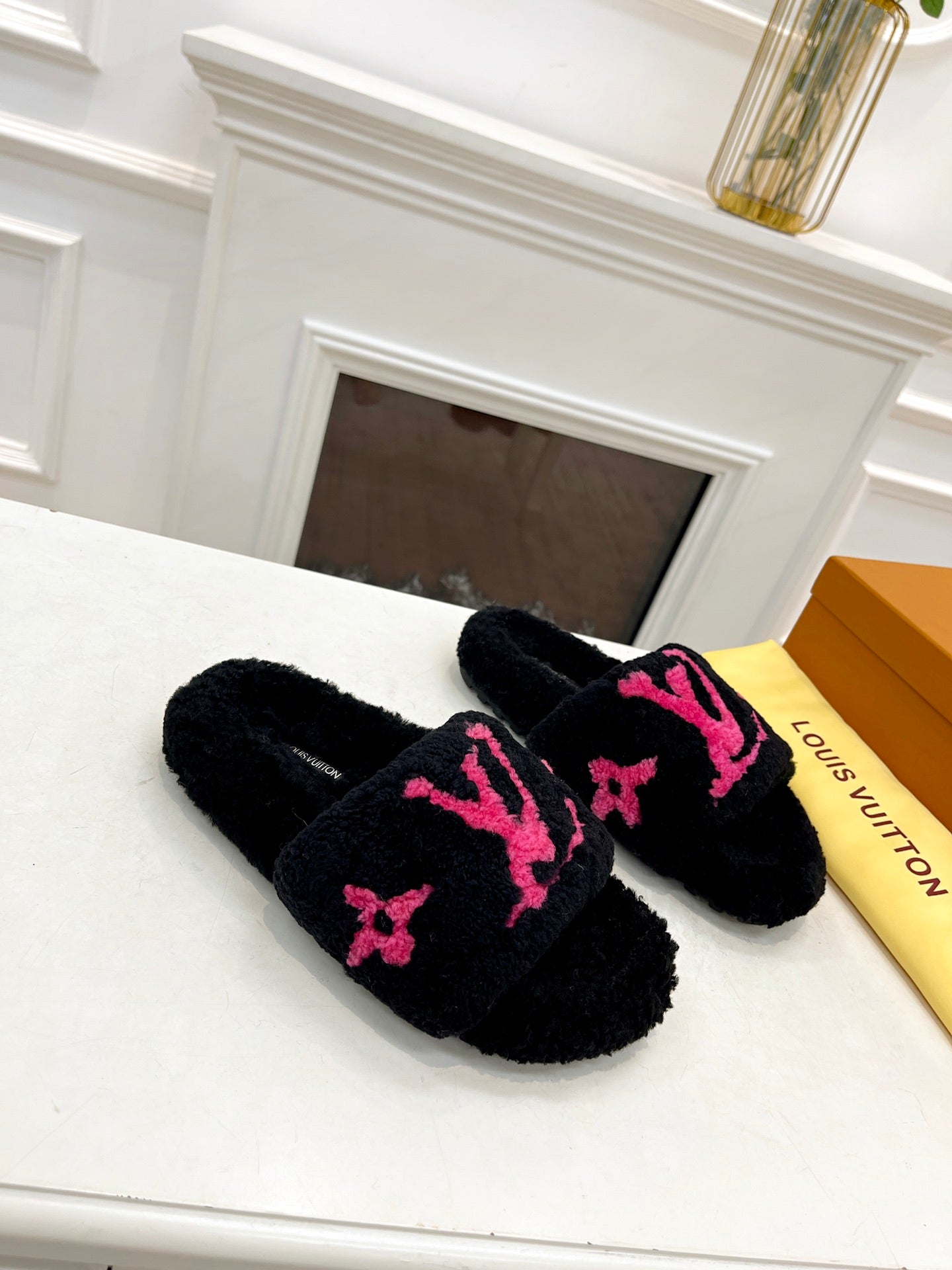 LV FLAT SLIPPER IN BLACK MIX BRIGHT PINK SHEARLING