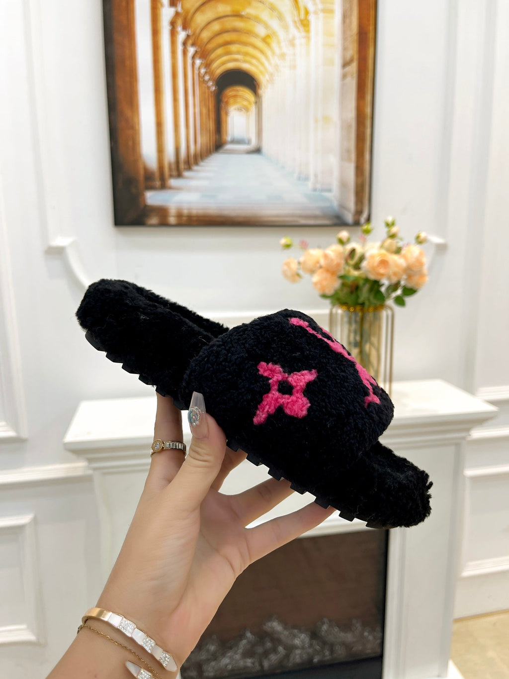 LV FLAT SLIPPER IN BLACK MIX BRIGHT PINK SHEARLING