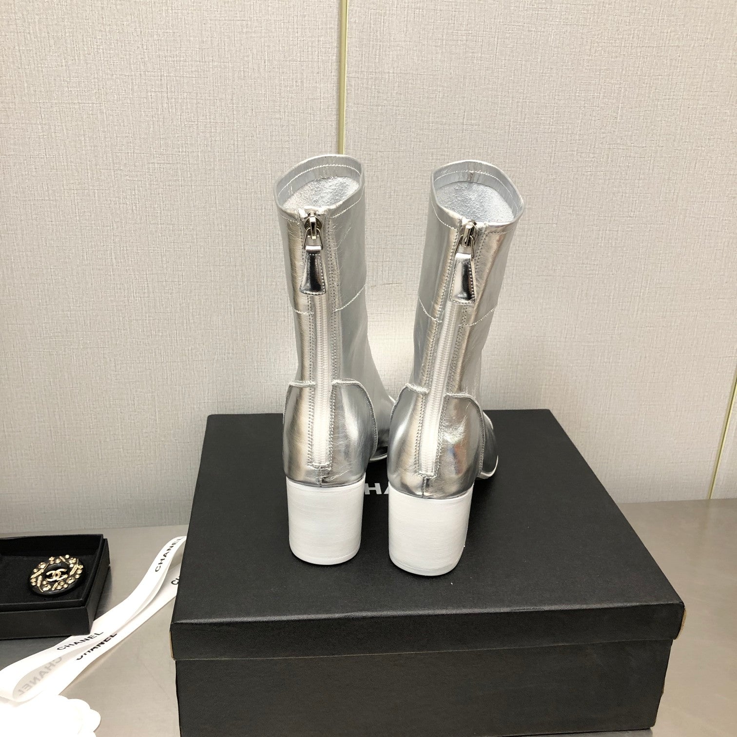 BLOCK HEEL ANKLE BOOTS IN SILVER CALFSKIN