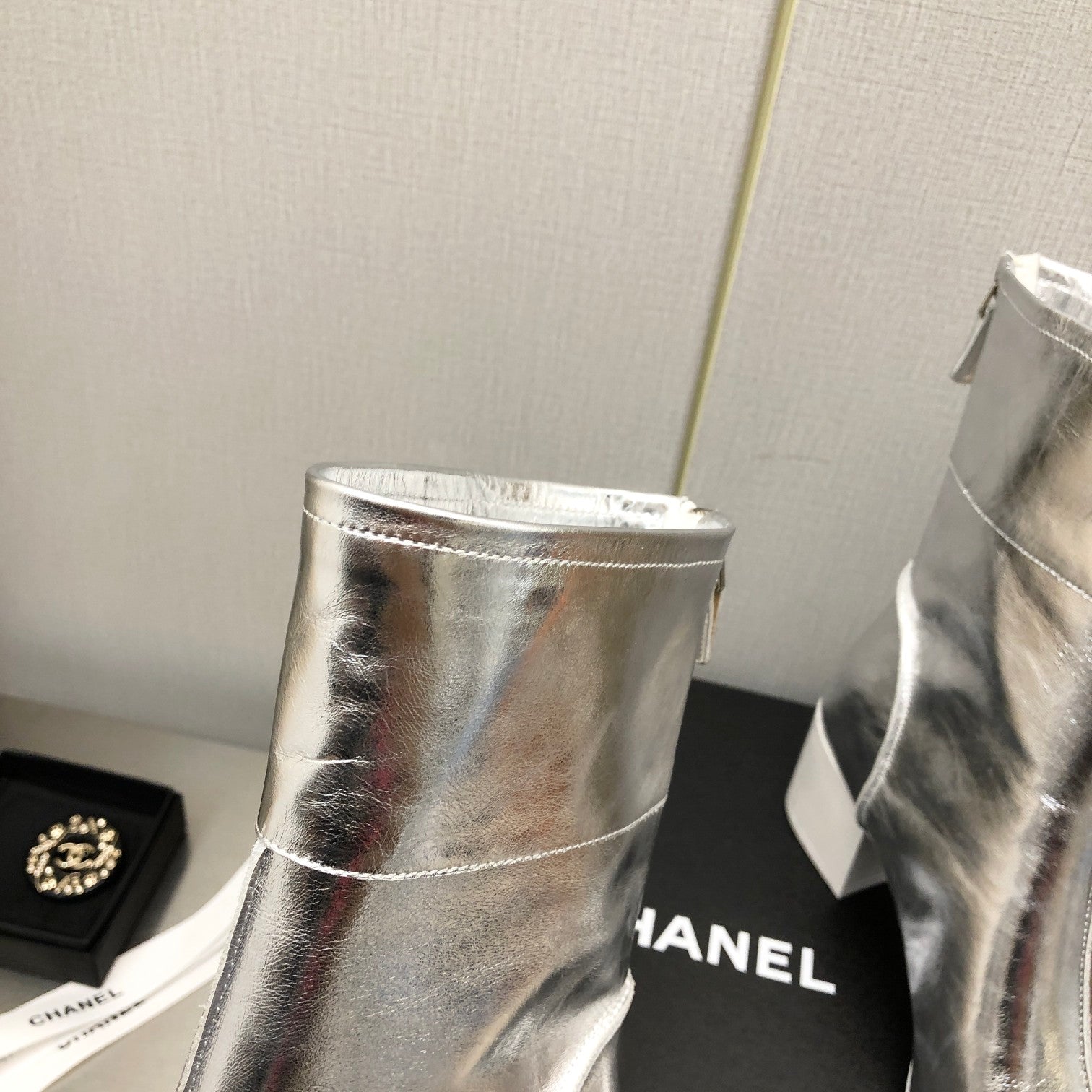 BLOCK HEEL ANKLE BOOTS IN SILVER CALFSKIN
