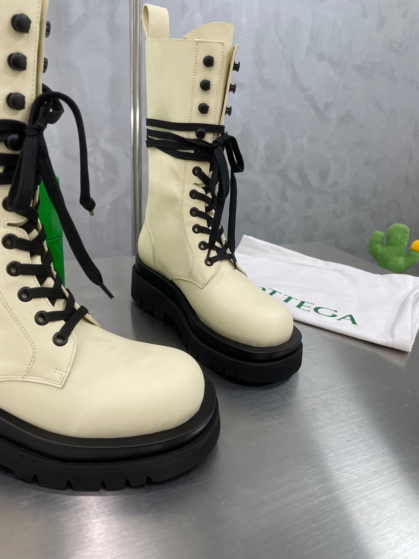 LUG LACE-UP BOOT IN BEIGE CREAM CALFSKIN 7 CM